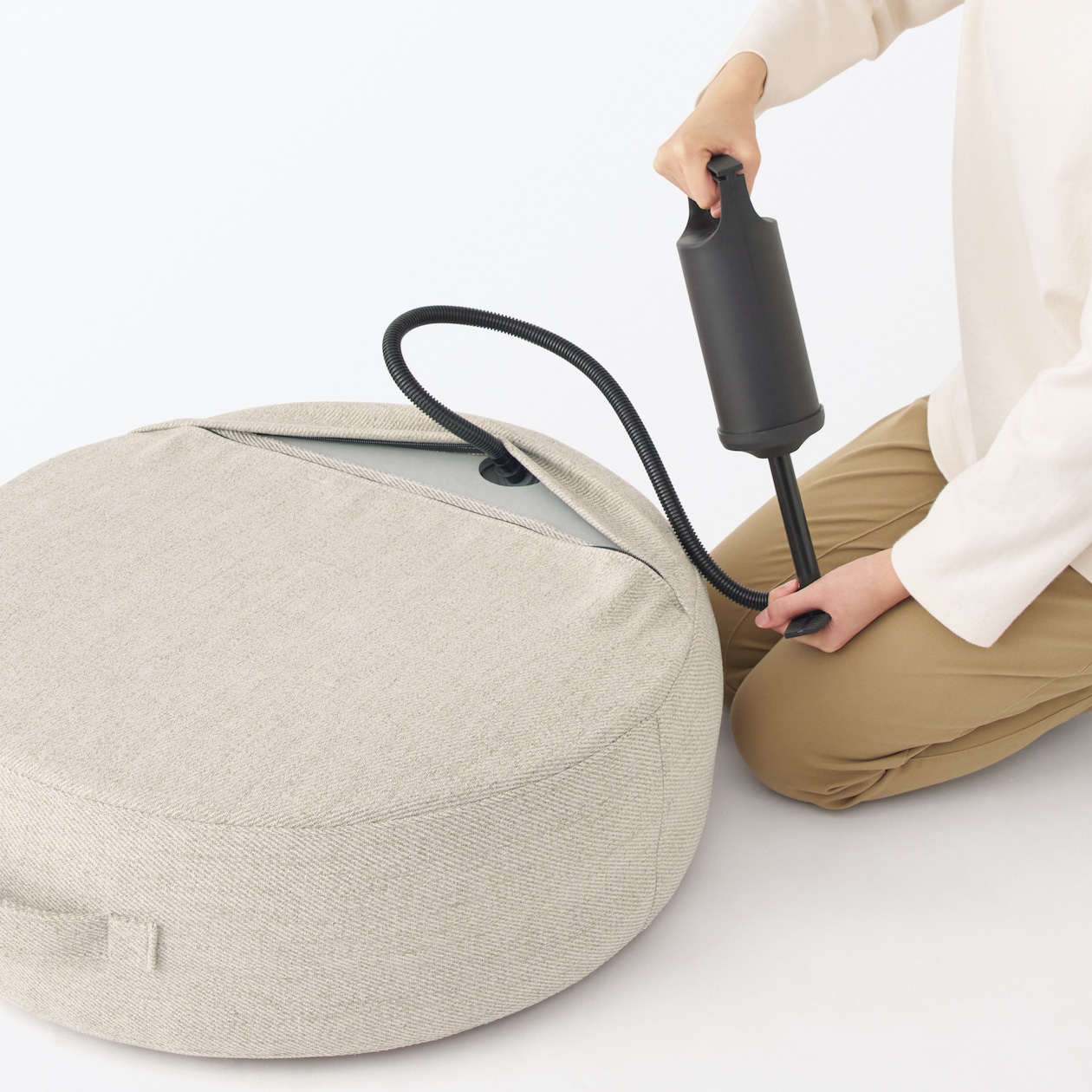 空気でできたフロアクッション　ポリエステル　グレー