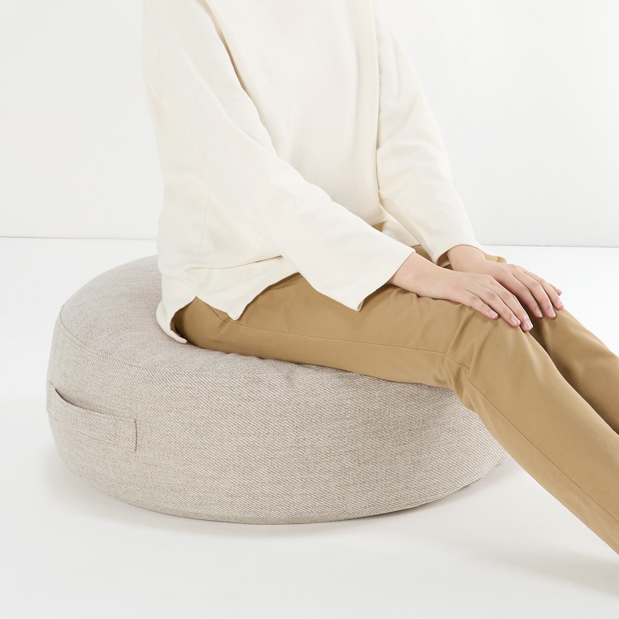 空気でできたフロアクッション　ポリエステル　グレー