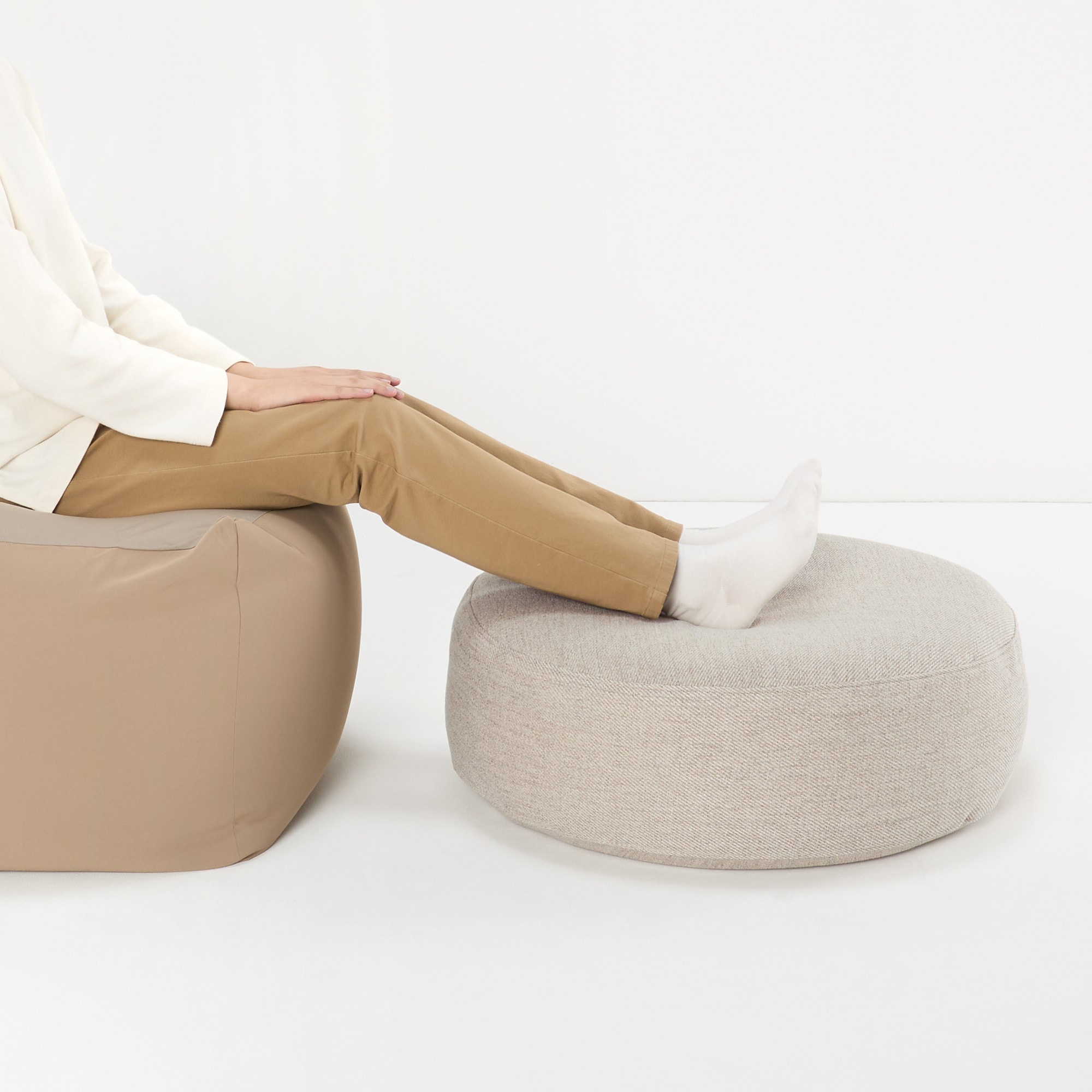 空気でできたフロアクッション　ポリエステル　グレー