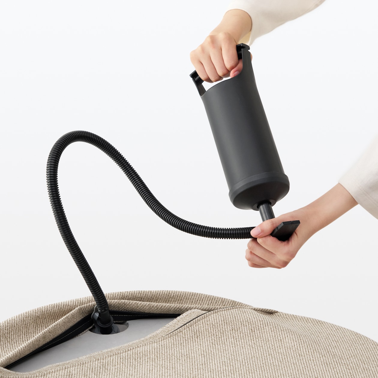 空気でできたフロアクッション　ポリエステル　チャコール