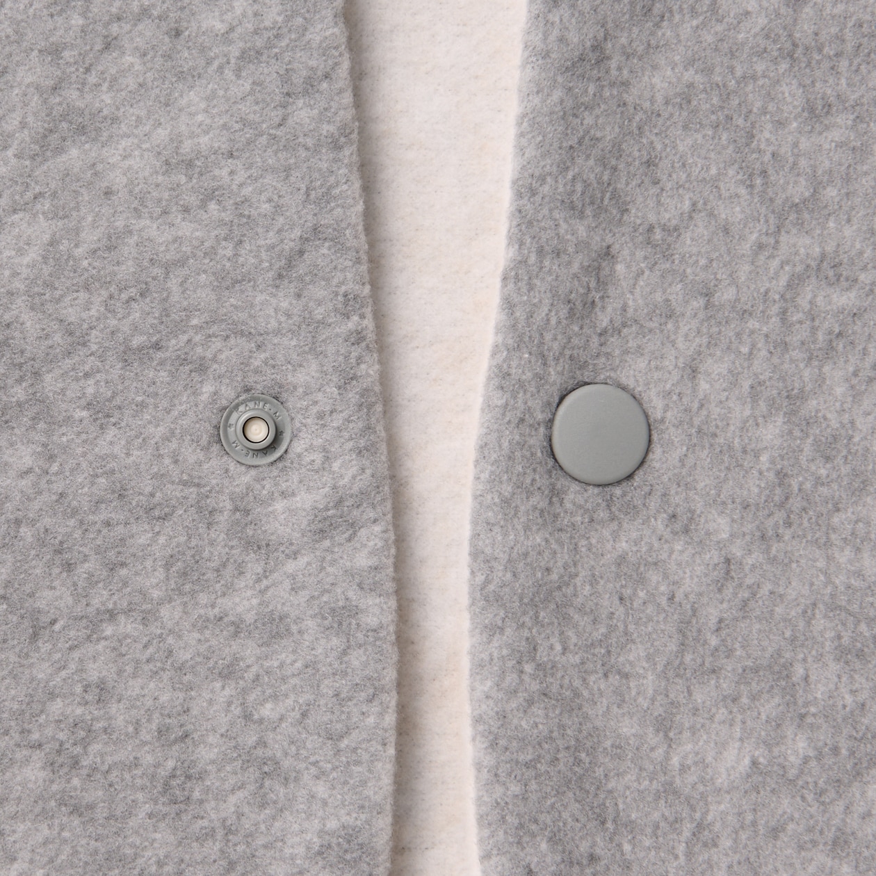 スナップボタン付き　なめらかフリース　肩掛け