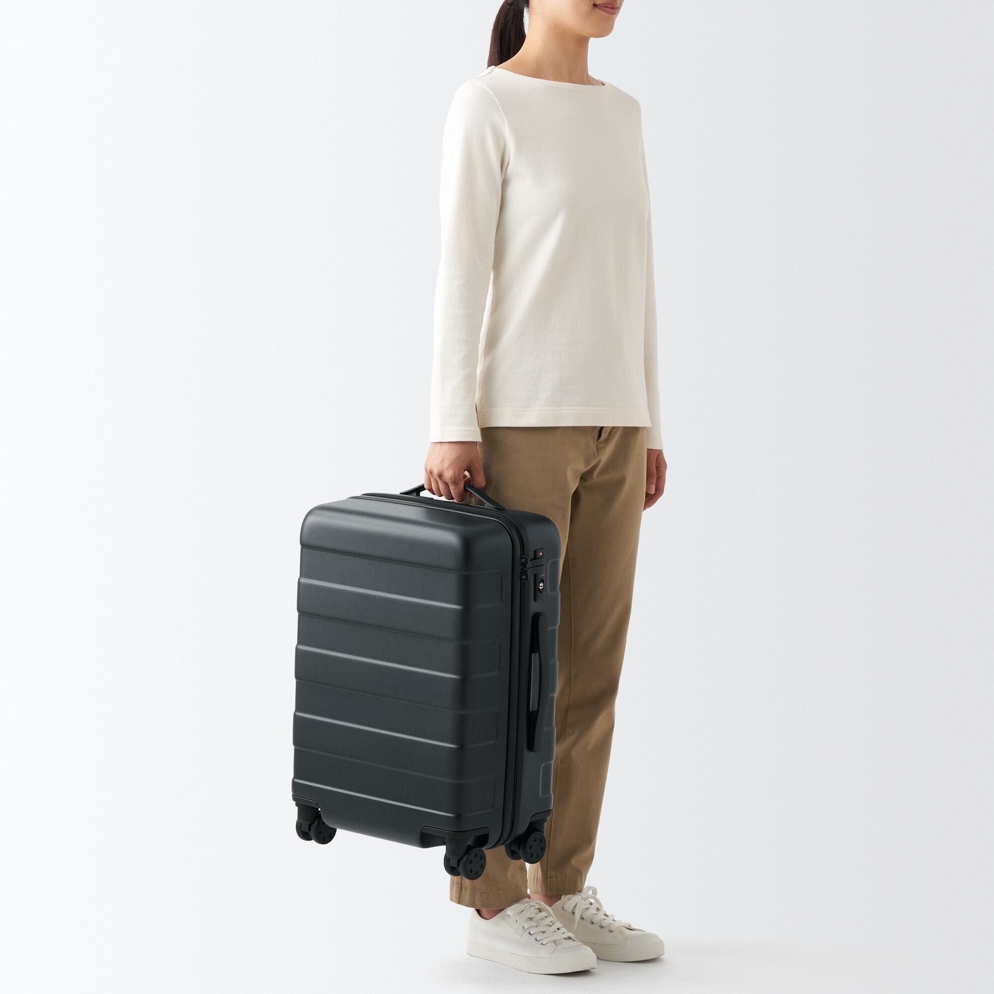 バーを自由に調節できる　ハードキャリーケース（３６Ｌ）