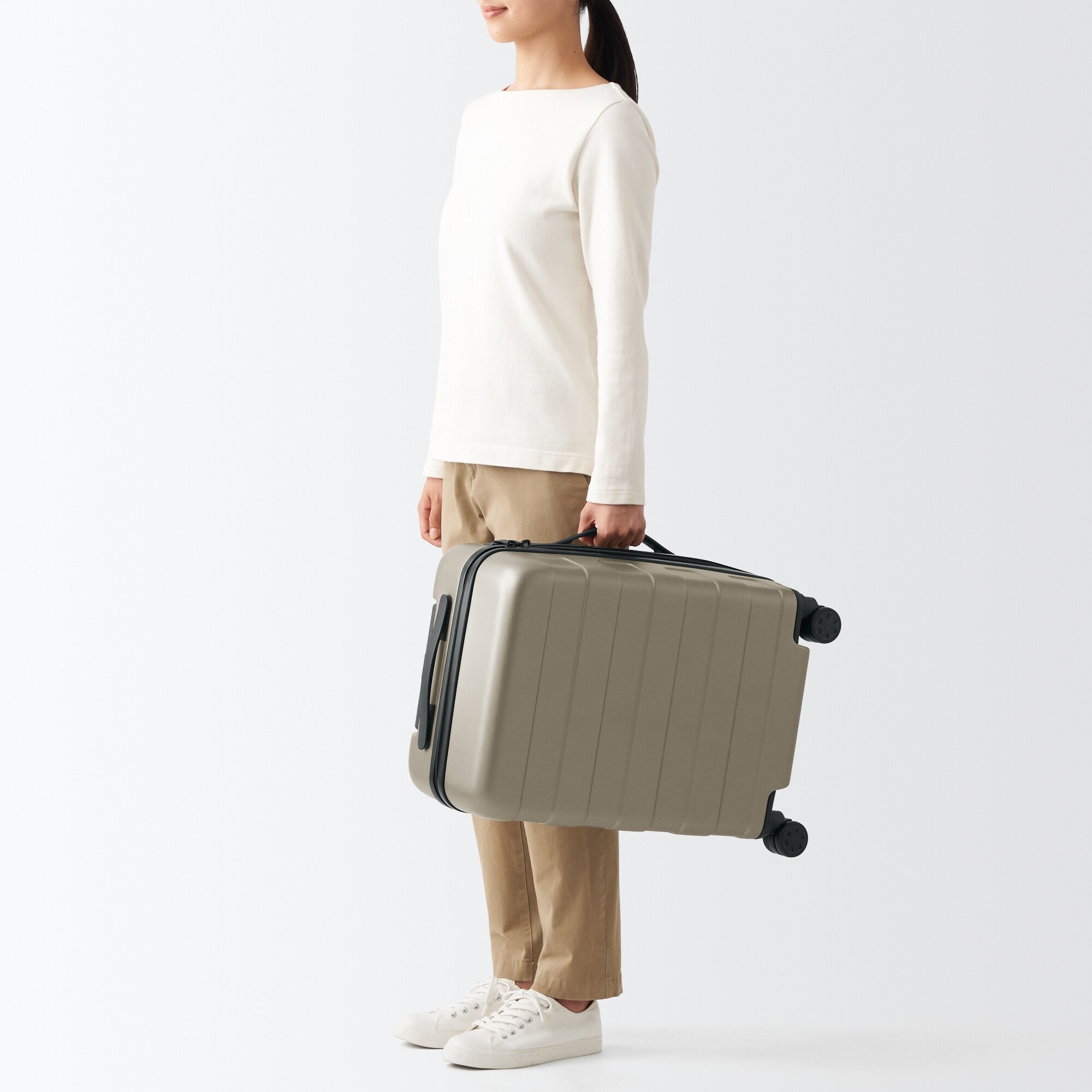 バーを自由に調節できる　ハードキャリーケース（３６Ｌ）