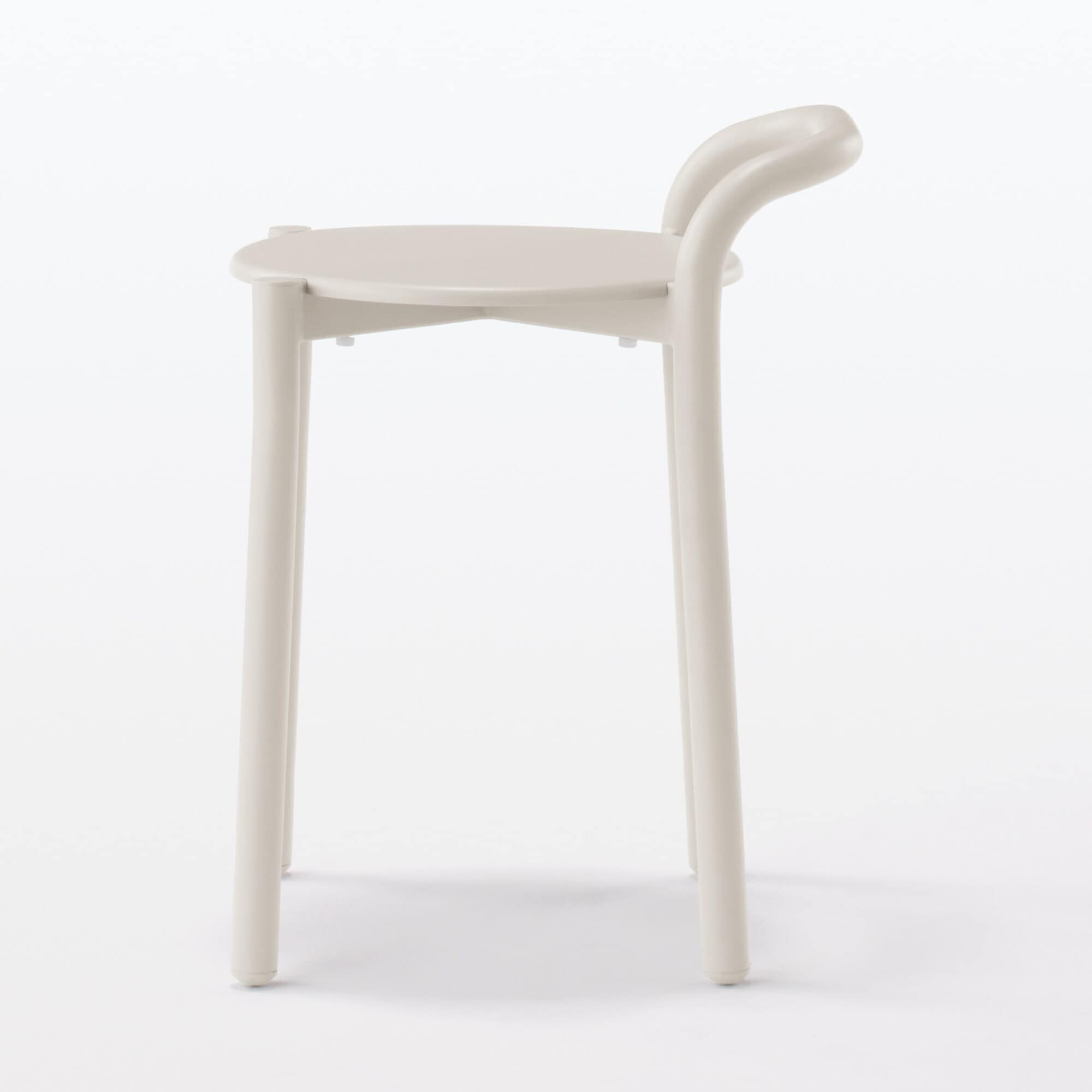 中でも外でも使える　アルミスツール