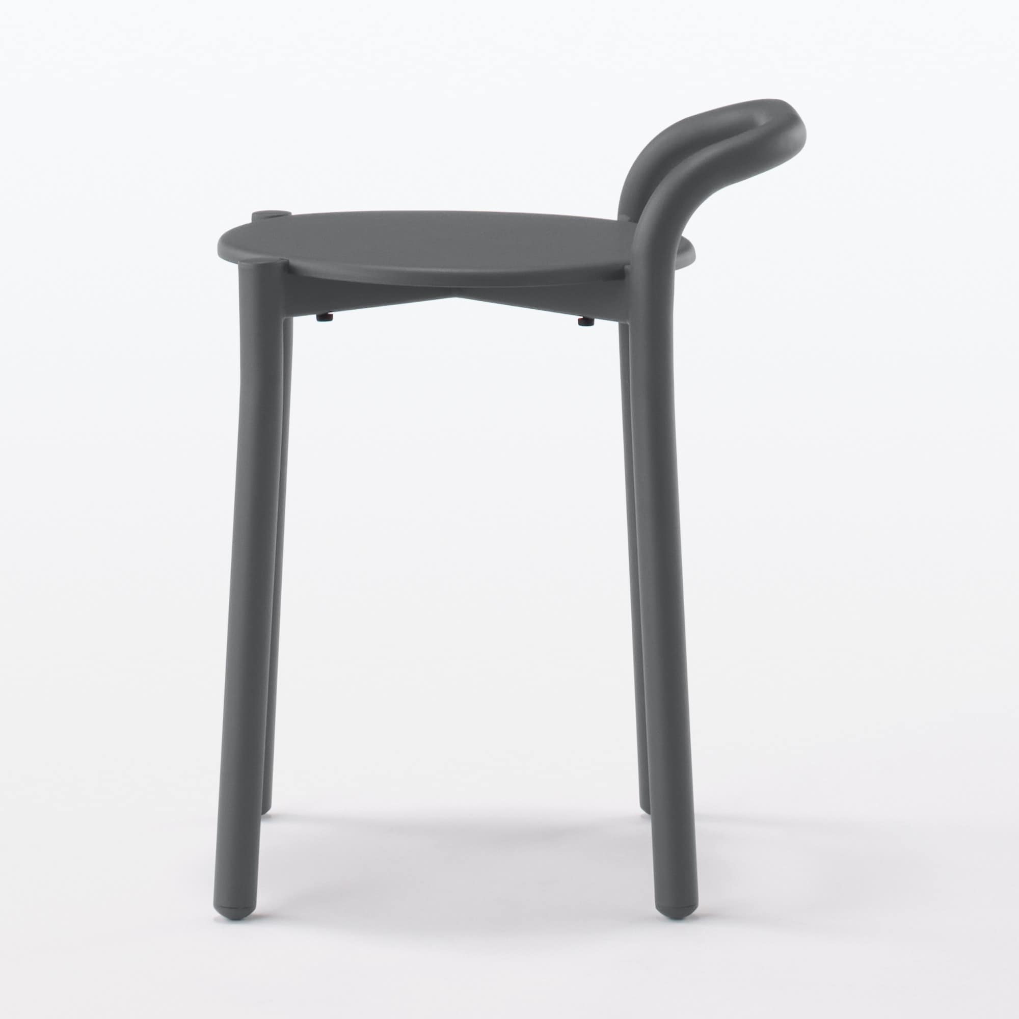 中でも外でも使える　アルミスツール