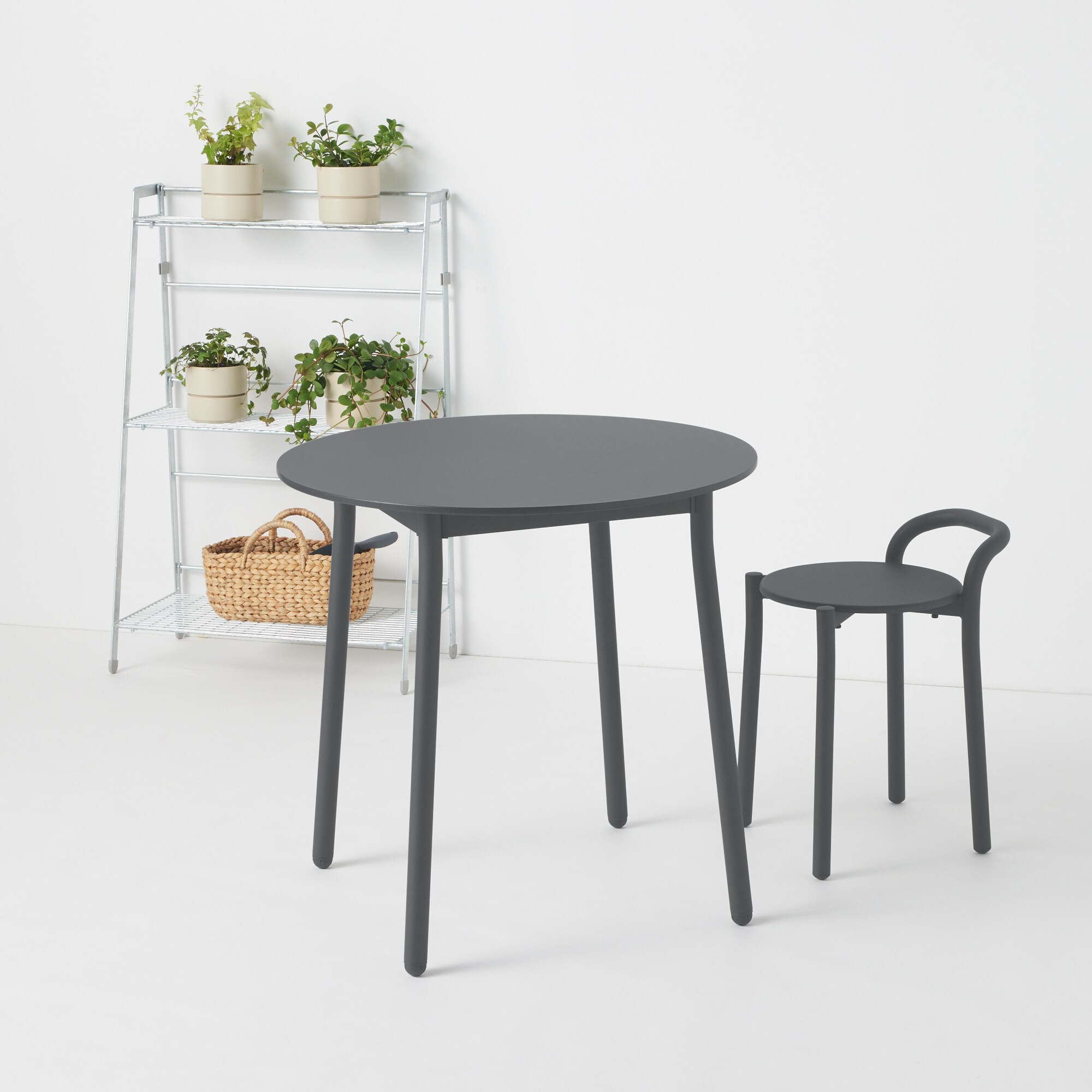 中でも外でも使える　アルミスツール