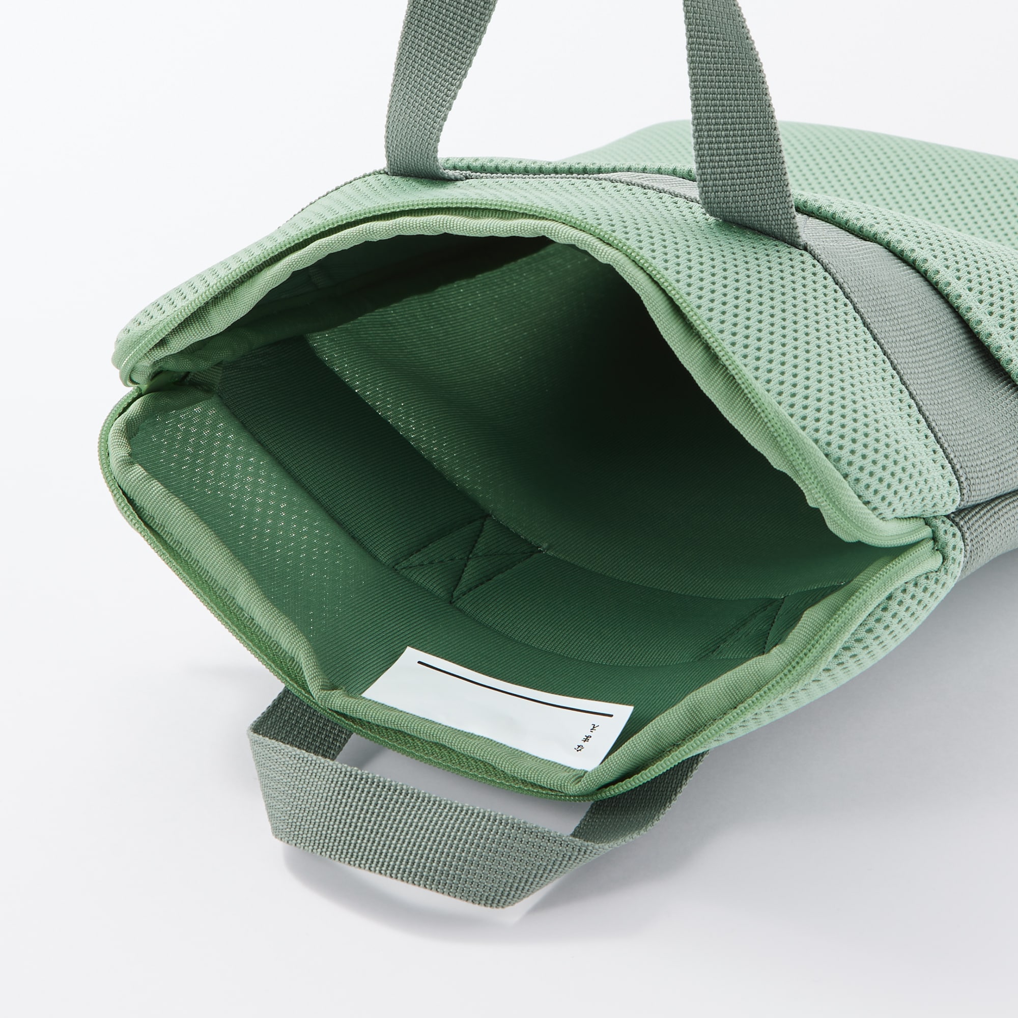 ポリエステル　縦型クッションタブレットケース