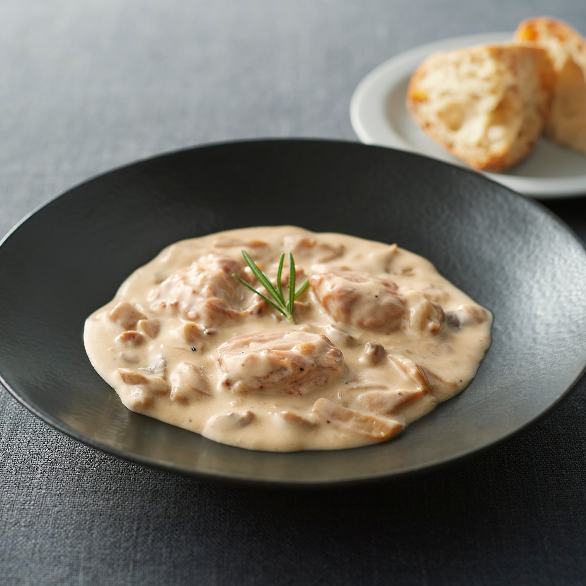 素材を生かした　チキンフリカッセ