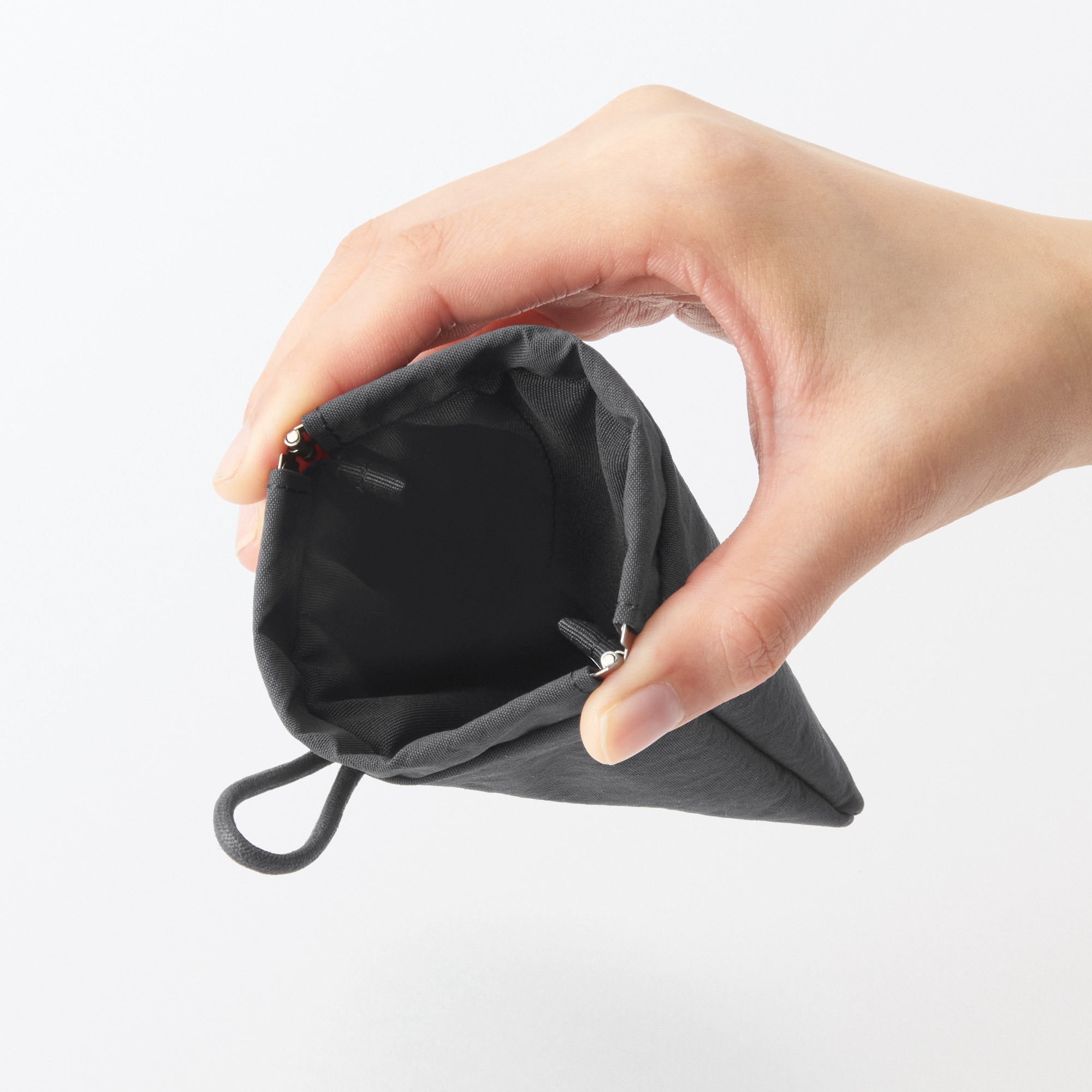 リンクルナイロン　片手で開くフラットポーチ