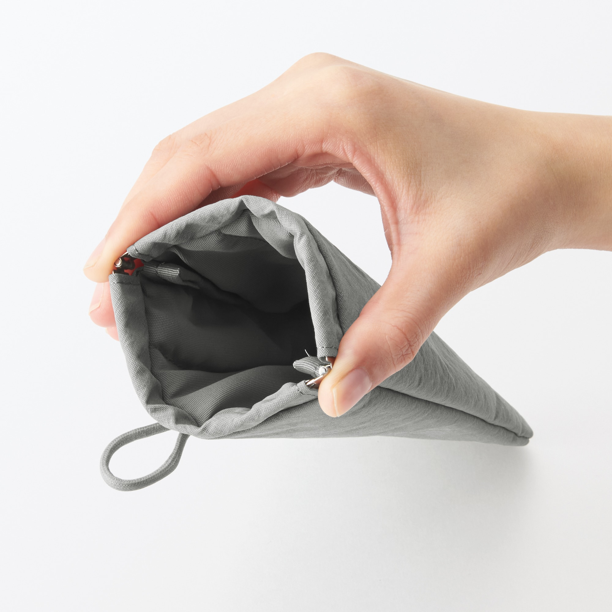 リンクルナイロン　片手で開くフラットポーチ