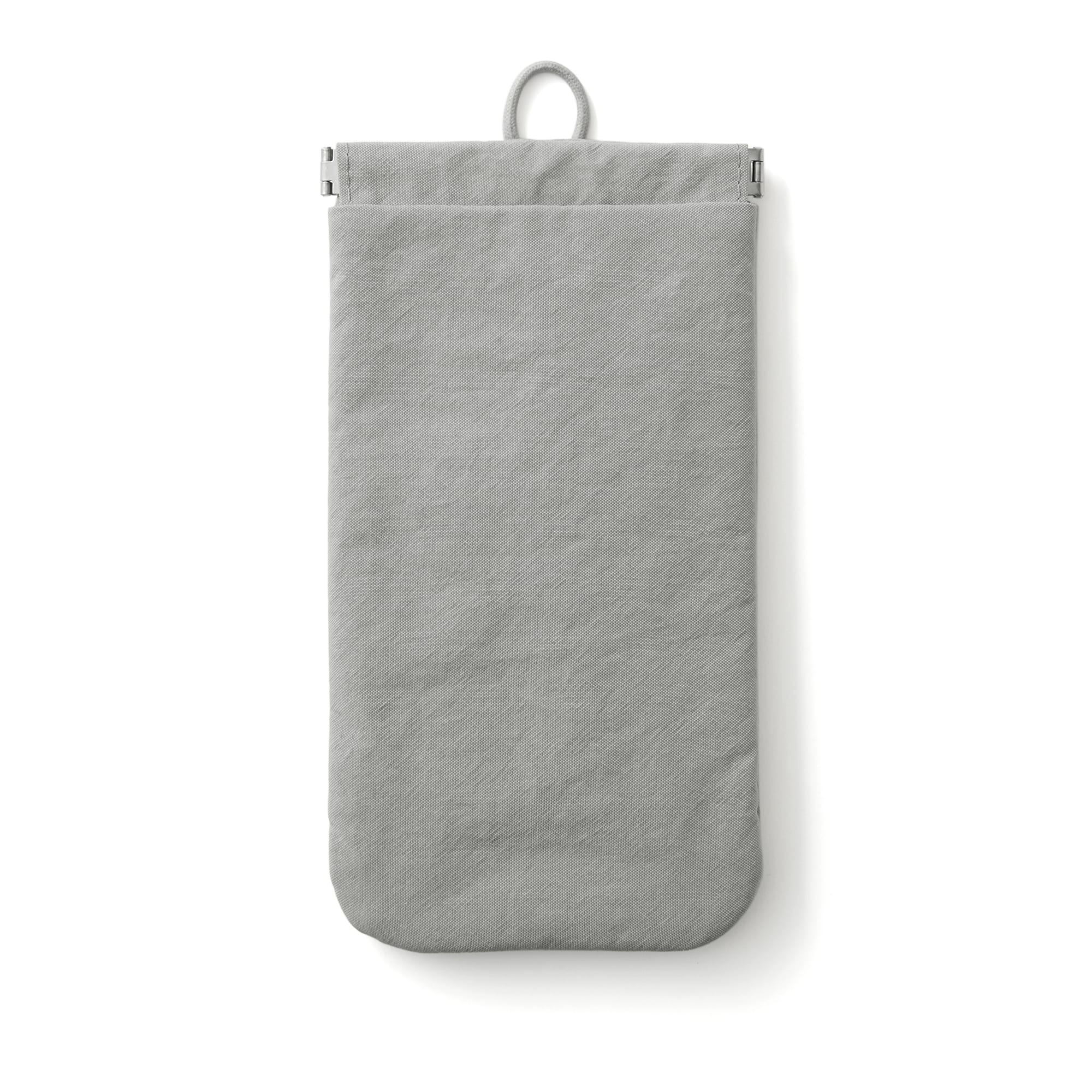 Wrinkle nylon flat pouch that opens with one hand