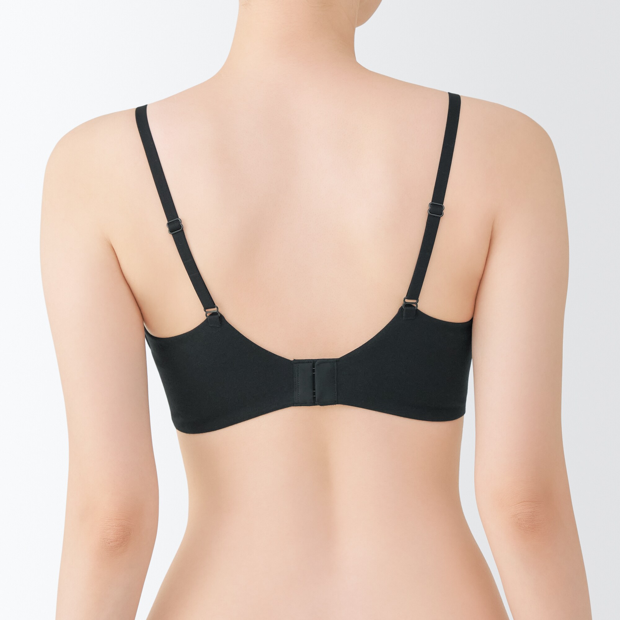 婦人　ノンワイヤー胸の形を整えるブラジャー