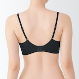 婦人　ノンワイヤー胸の形を整えるブラジャー