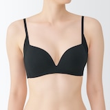 婦人　ノンワイヤー胸の形を整えるブラジャー