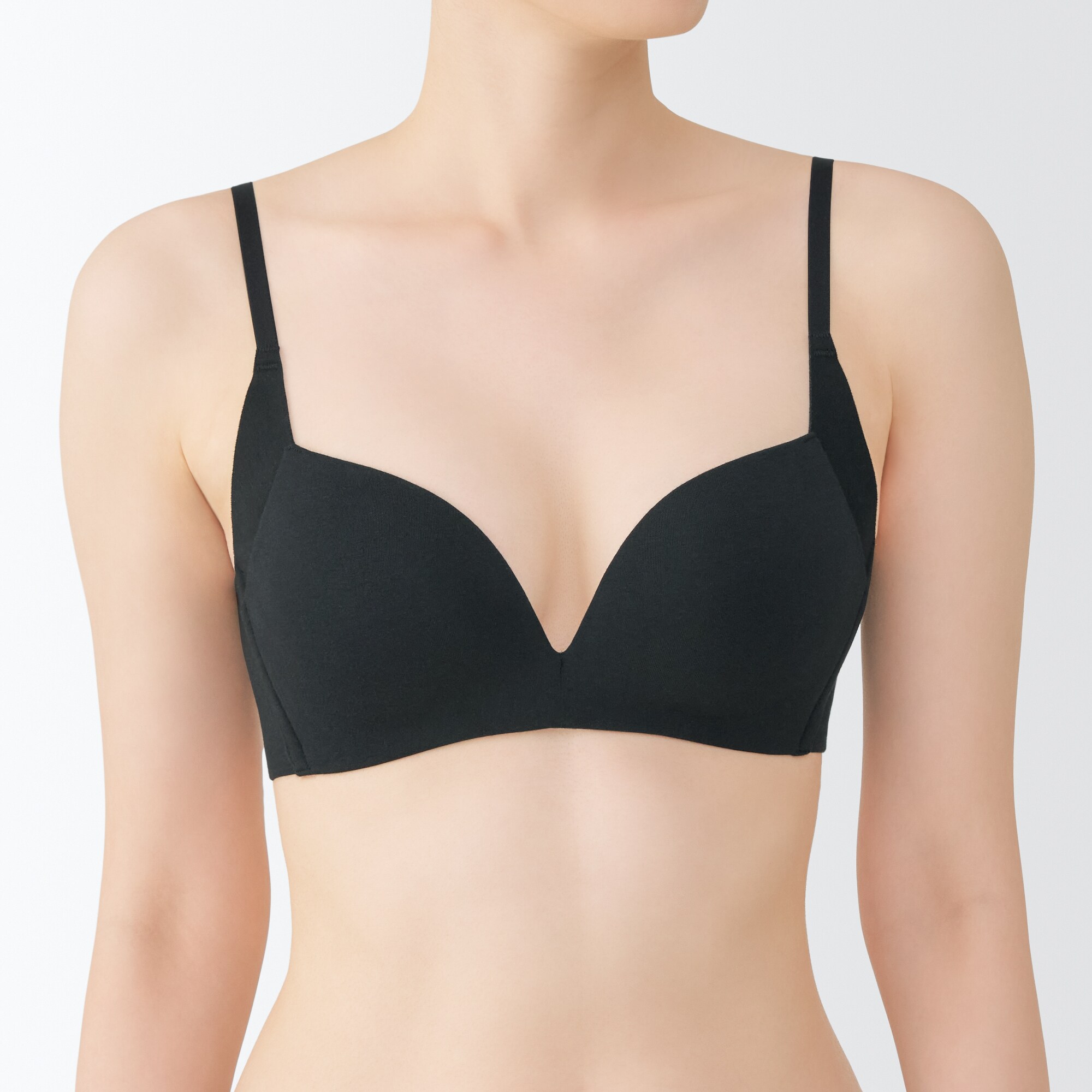 婦人　ノンワイヤー胸の形を整えるブラジャー