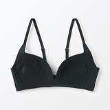 婦人　ノンワイヤー胸の形を整えるブラジャー