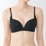 婦人　ノンワイヤー胸の形を整えるブラジャー