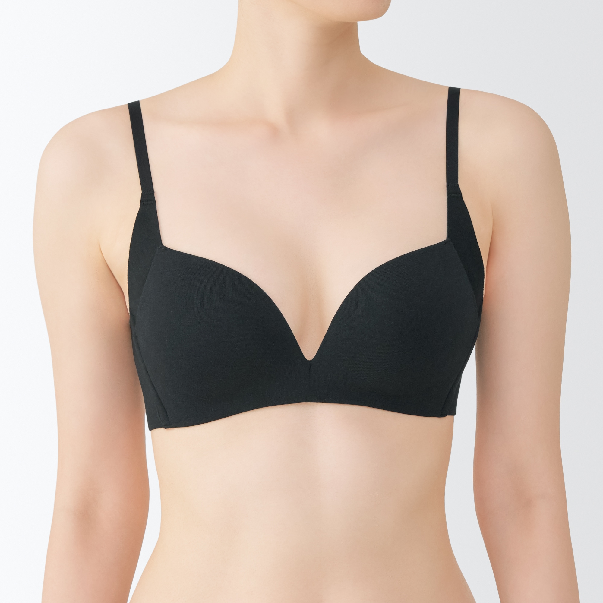 婦人　ノンワイヤー胸の形を整えるブラジャー