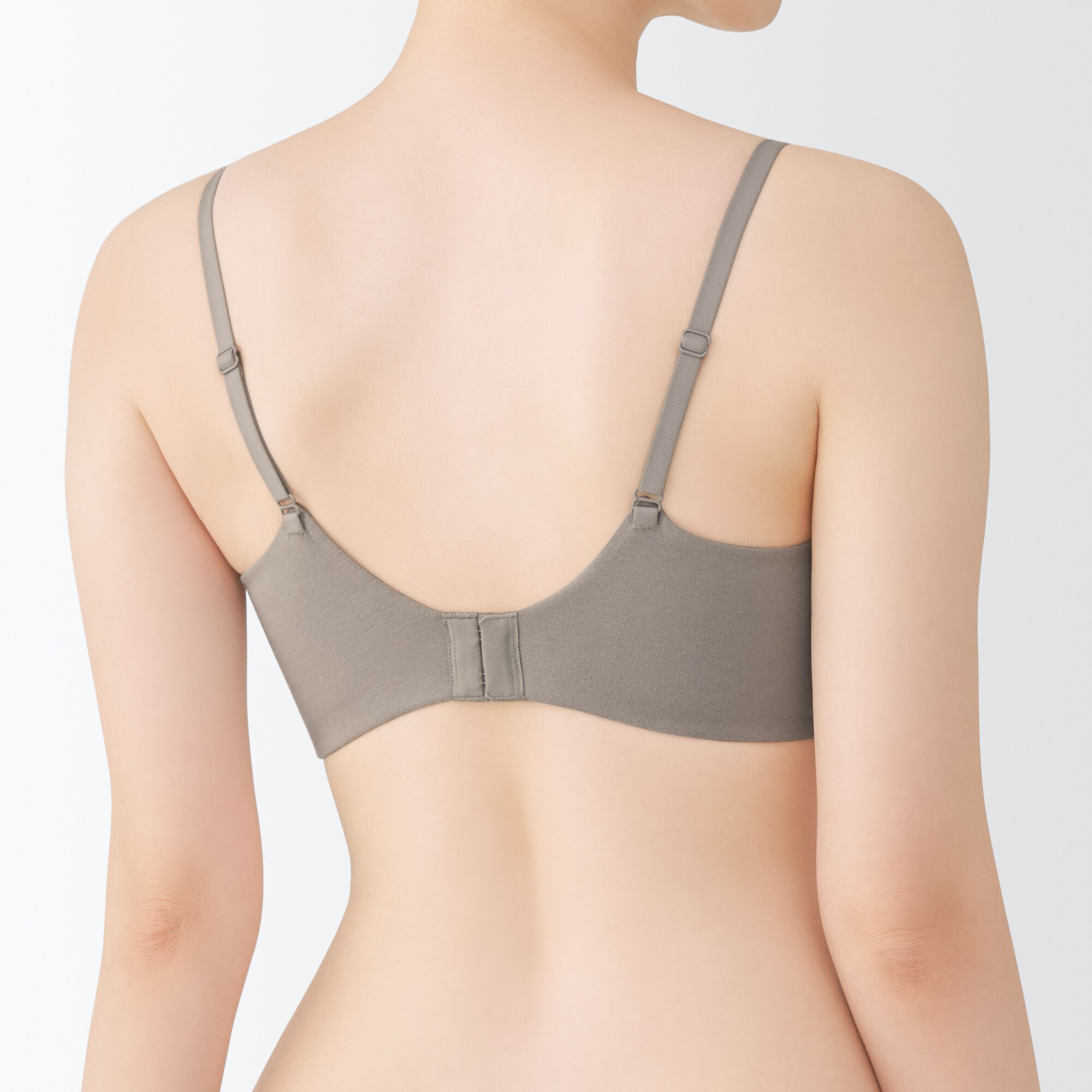 婦人　ノンワイヤー胸の形を整えるブラジャー