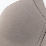 婦人　ノンワイヤー胸の形を整えるブラジャー