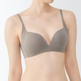 婦人　ノンワイヤー胸の形を整えるブラジャー