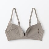 婦人　ノンワイヤー胸の形を整えるブラジャー