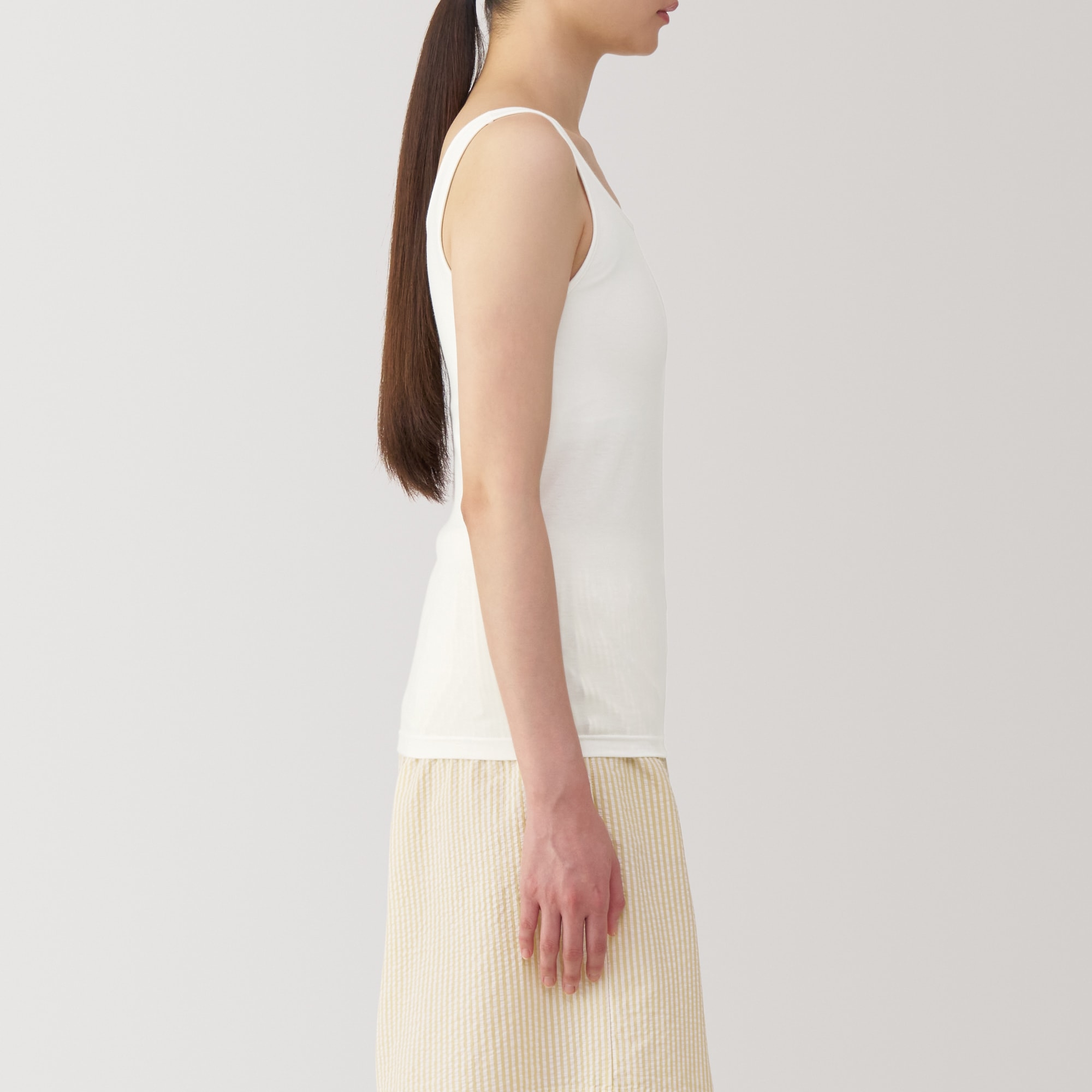 婦人　胸のボリュームをおさえるブラタンクトップ