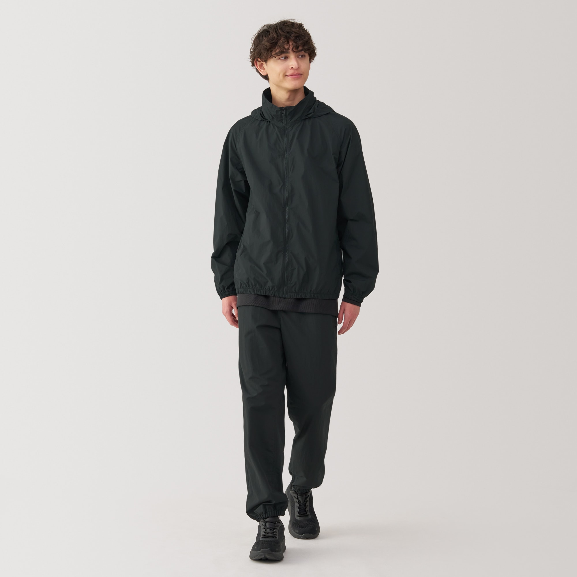 無印良品 MUJI 撥水ナイロンポケッタブル ウィンドブレーカー パンツ セット 紳士 撥水 ナイロン ポケッタブル ウィンドブレーカー | 無印良品