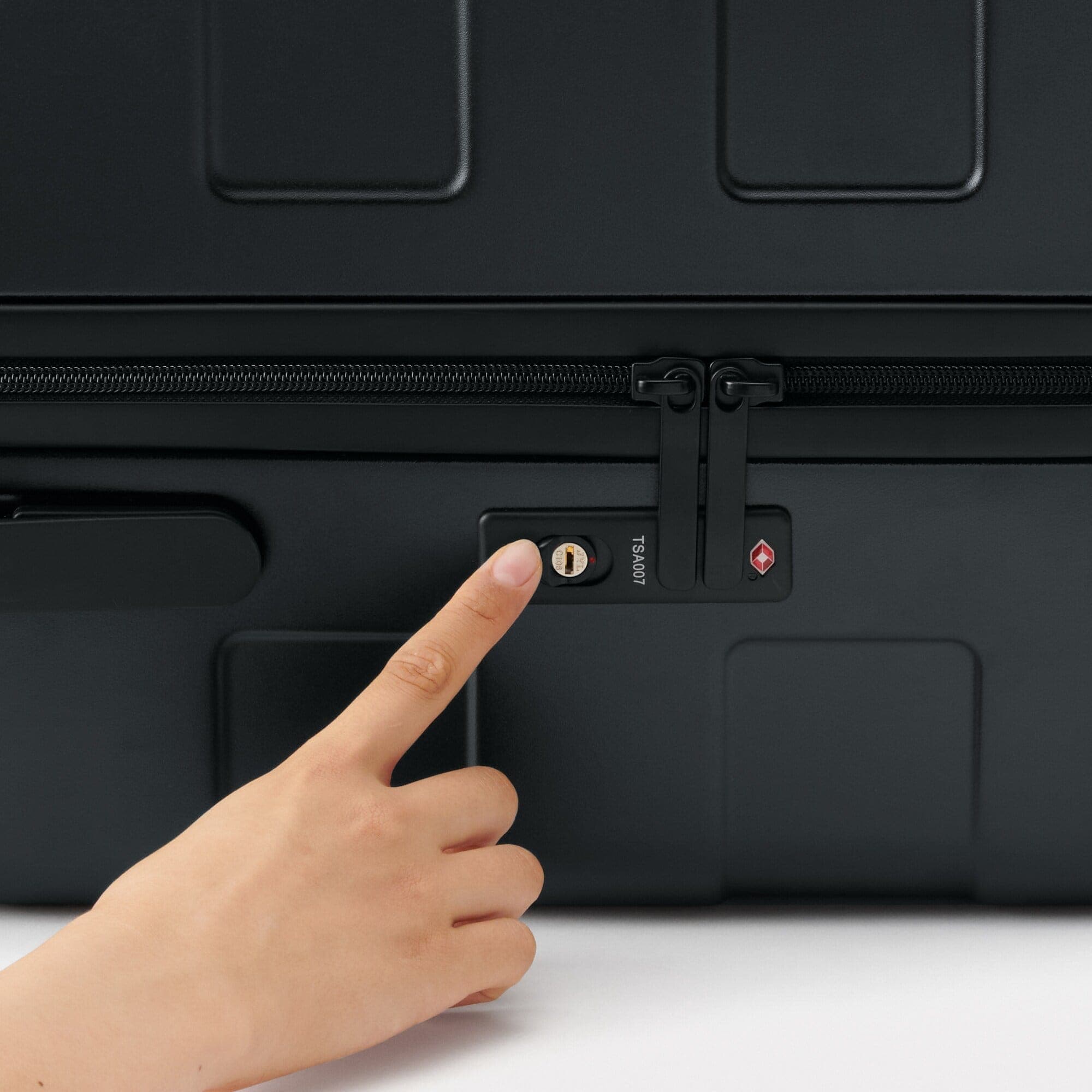 バーを自由に調節できる　ハードキャリーケース（１０５Ｌ）