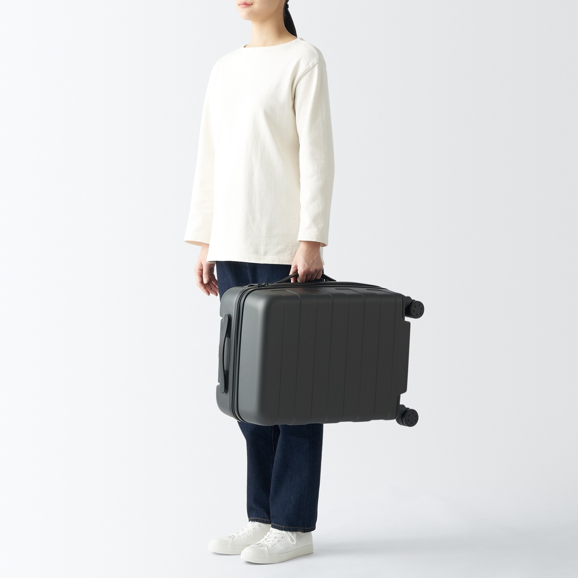 バーを自由に調節できる　ハードキャリーケース（３６Ｌ）