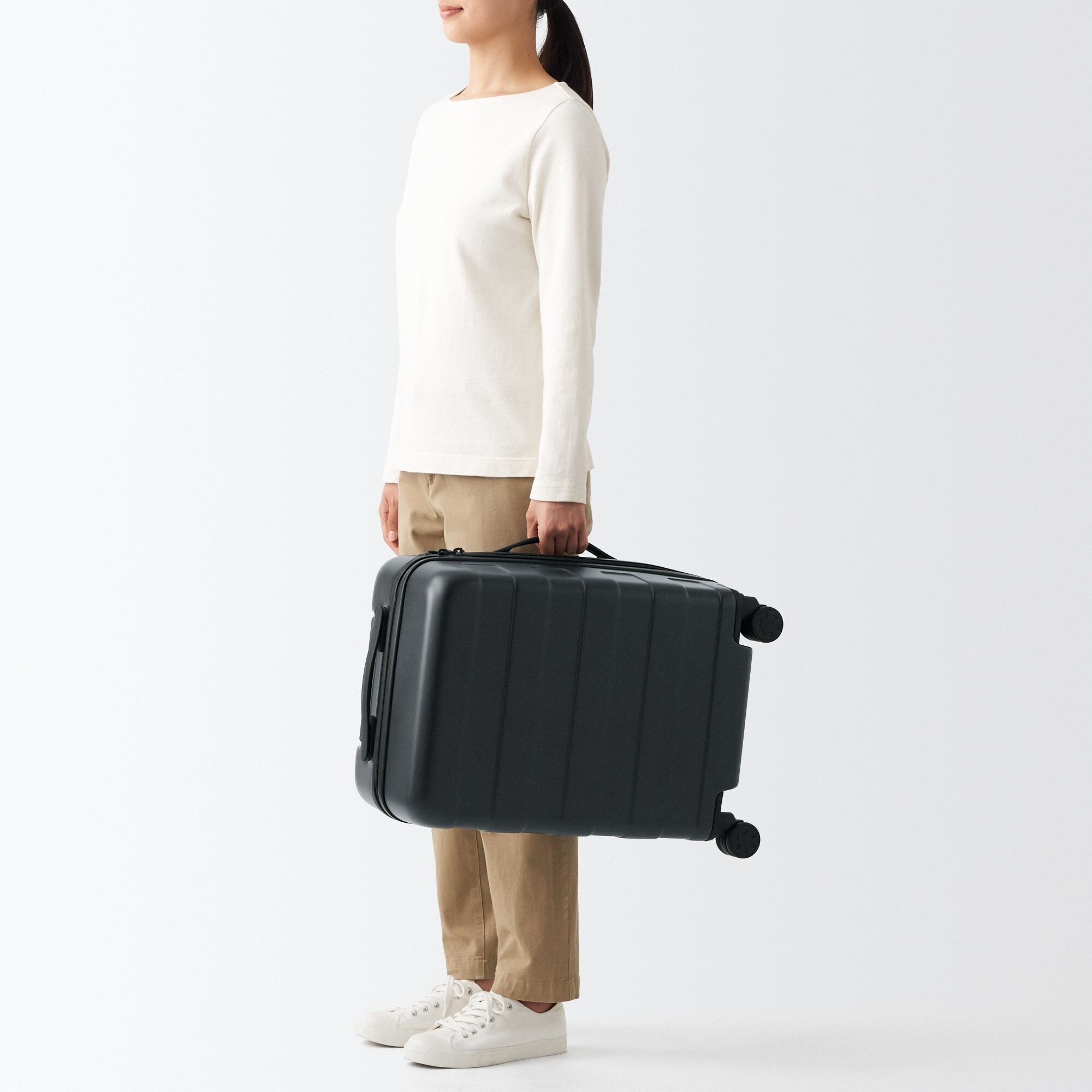 バーを自由に調節できる　ハードキャリーケース（３６Ｌ）