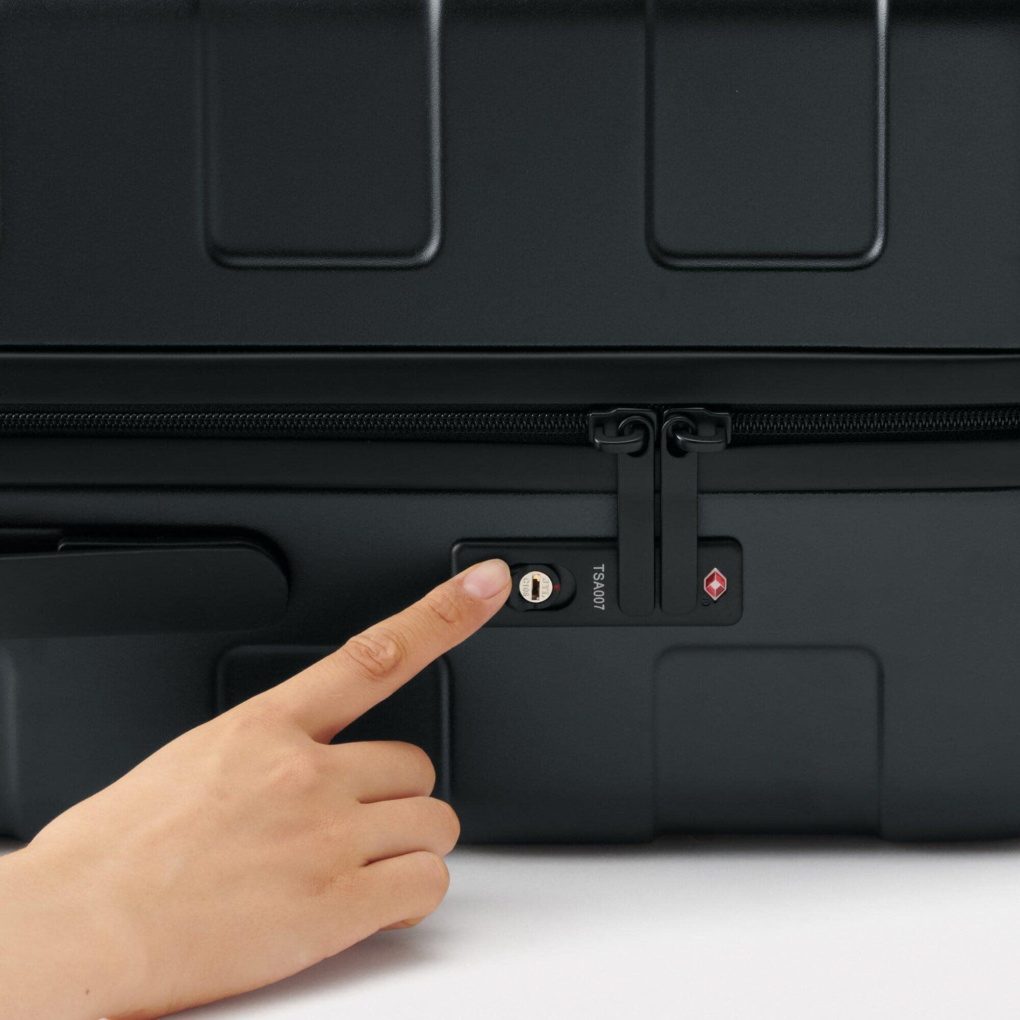 バーを自由に調節できる　ハードキャリーケース（７５Ｌ）