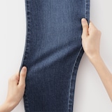 婦人　ストレッチデニムスリムストレートパンツ