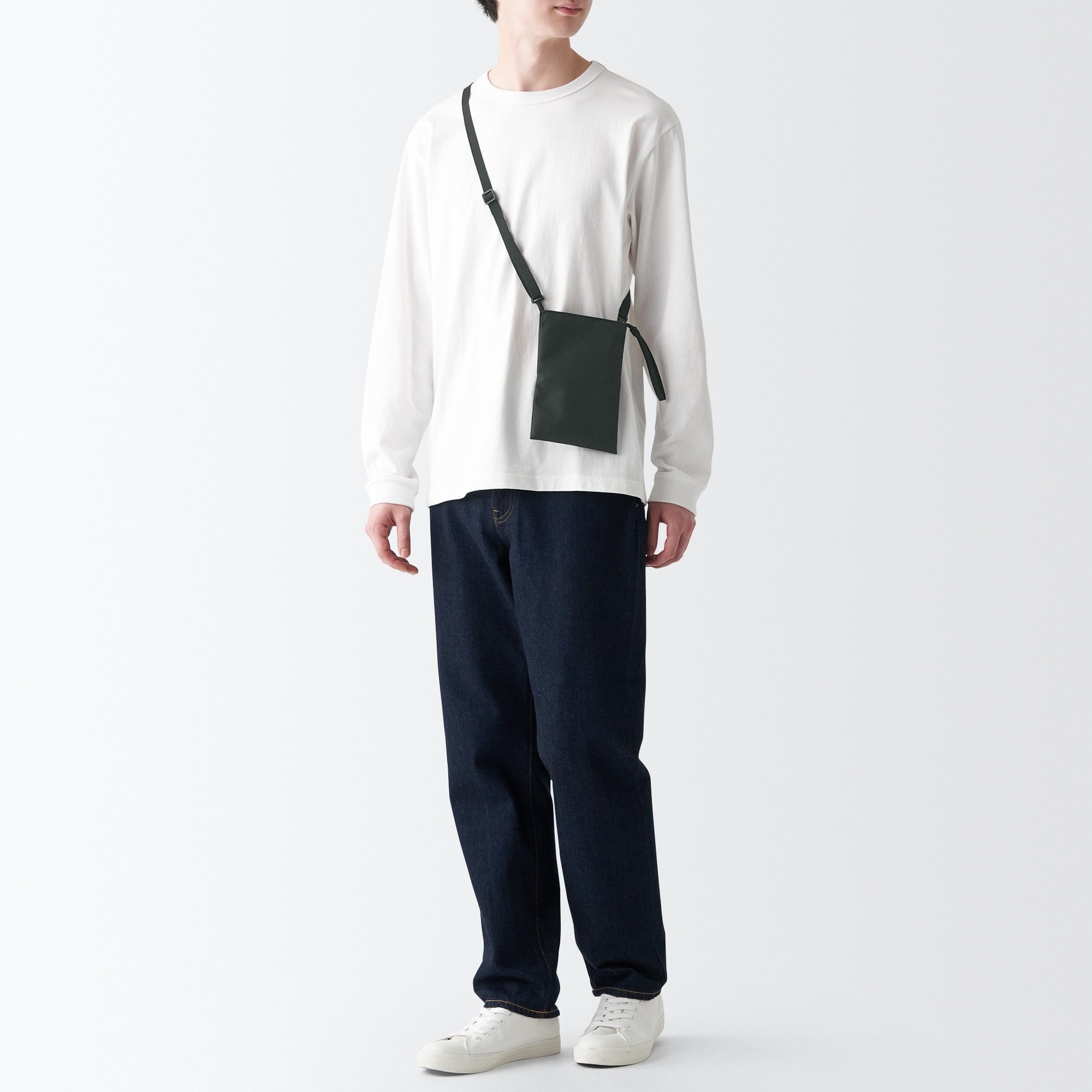 無印サコッシュとプラダミニポーチ 無印良品の「1290円バッグ」が毎日使いたいくらい便利