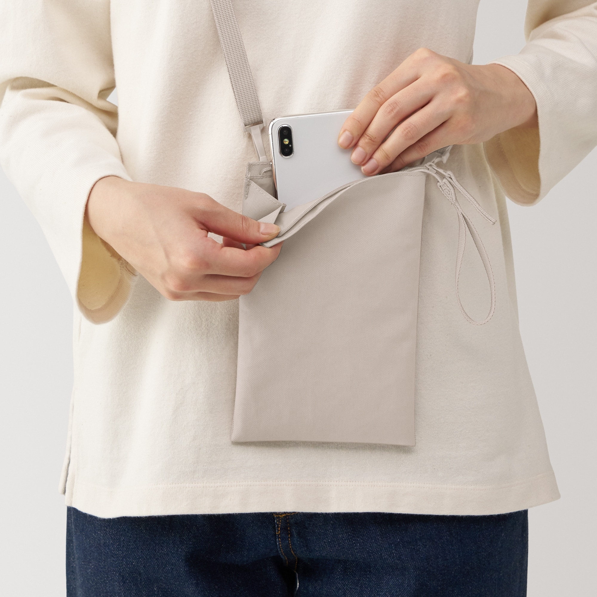 ポーチとしても使える　撥水ミニサコッシュ