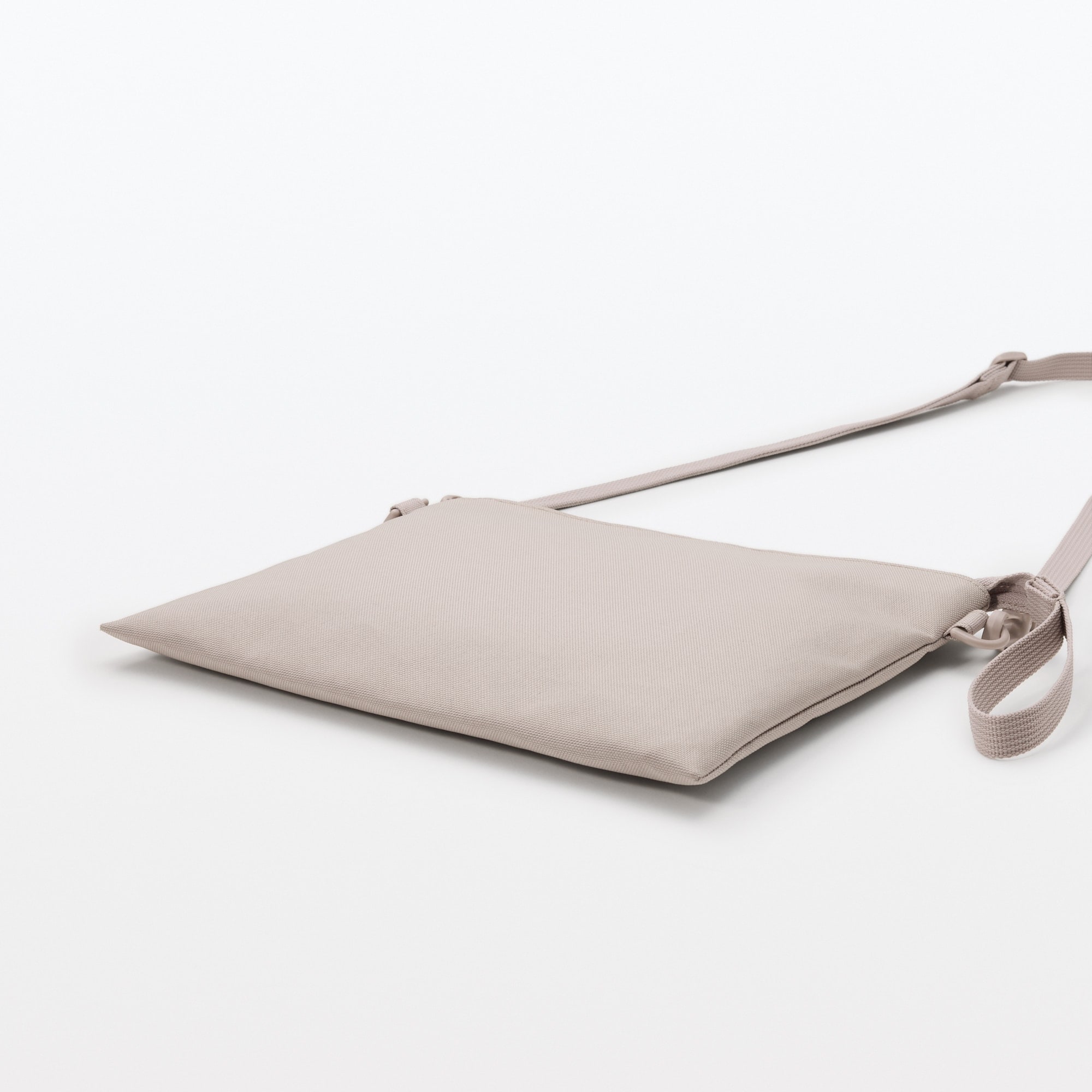 ポーチとしても使える　撥水サコッシュ