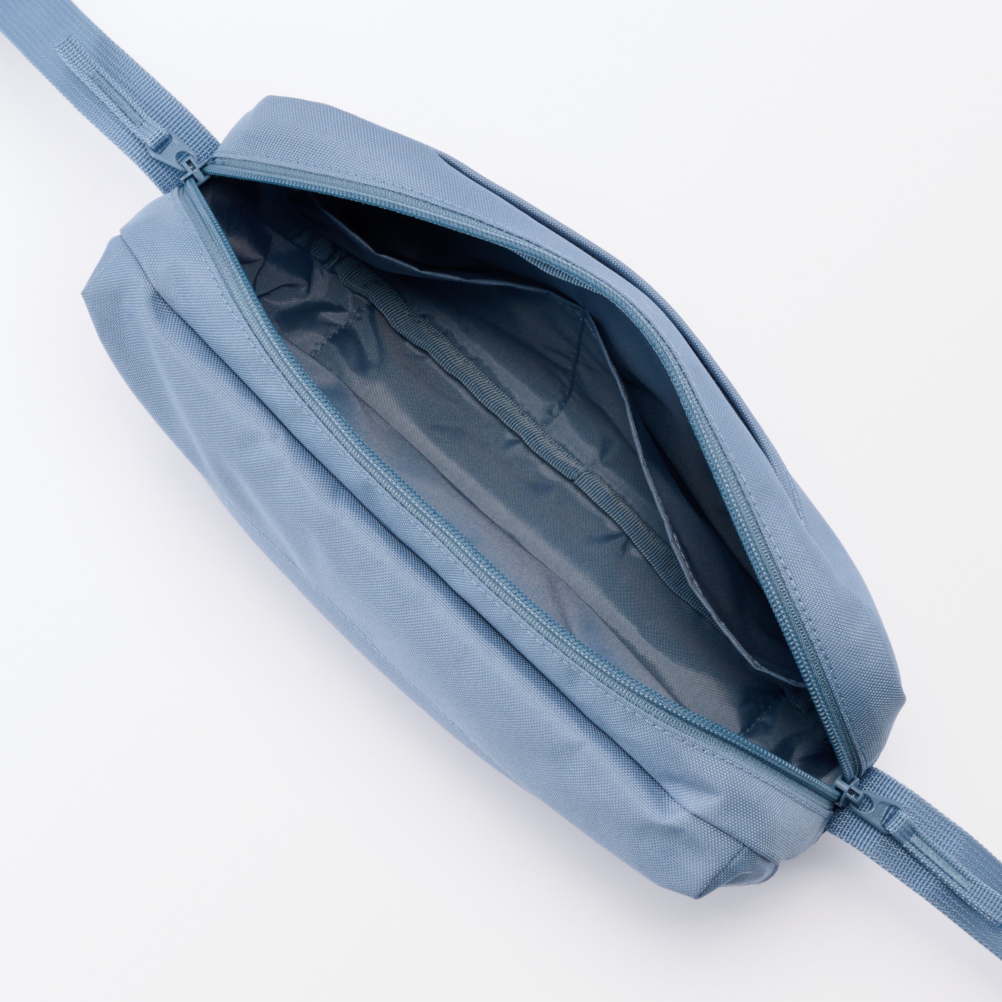 背面ポケット付き　撥水ショルダーバッグ