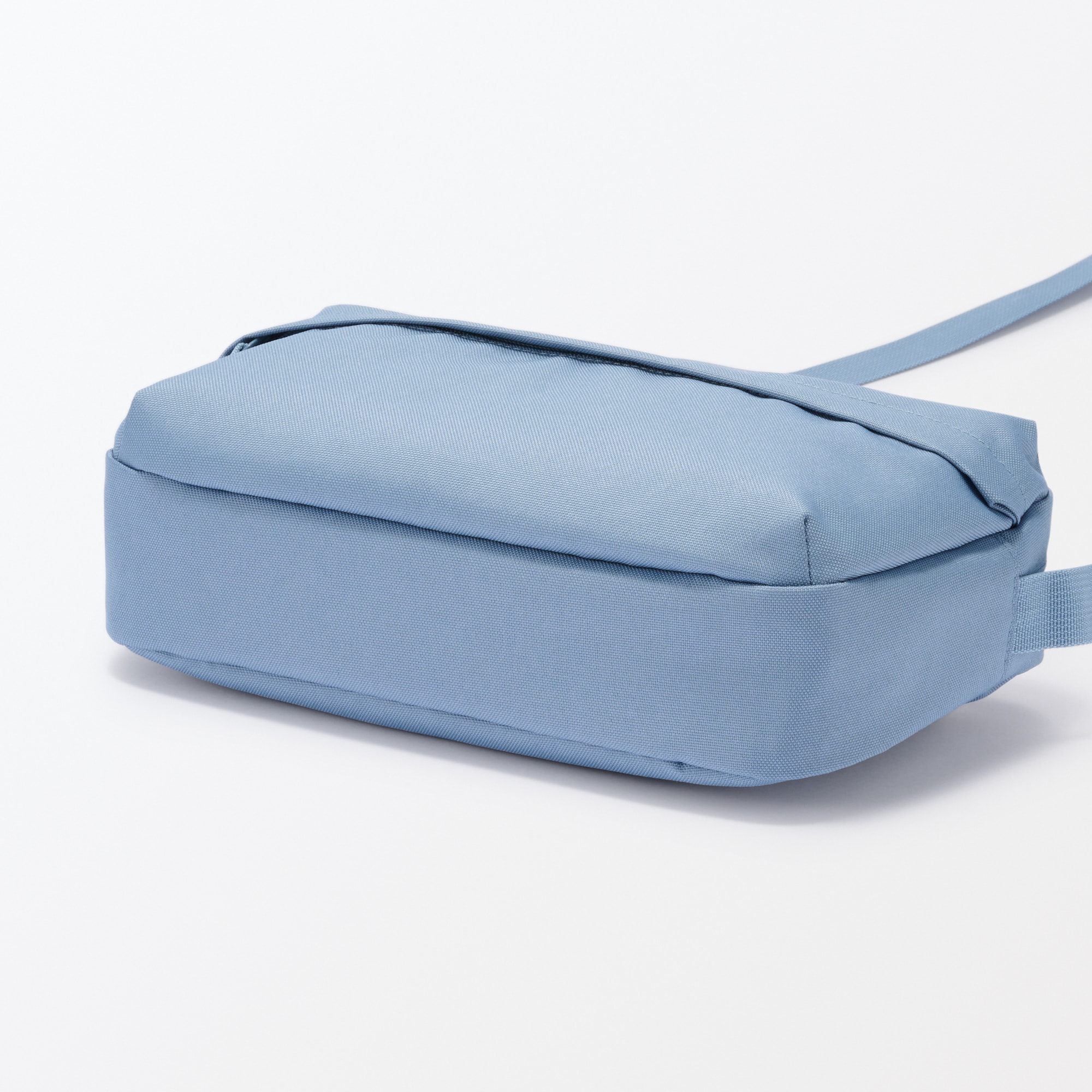 背面ポケット付き　撥水ショルダーバッグ