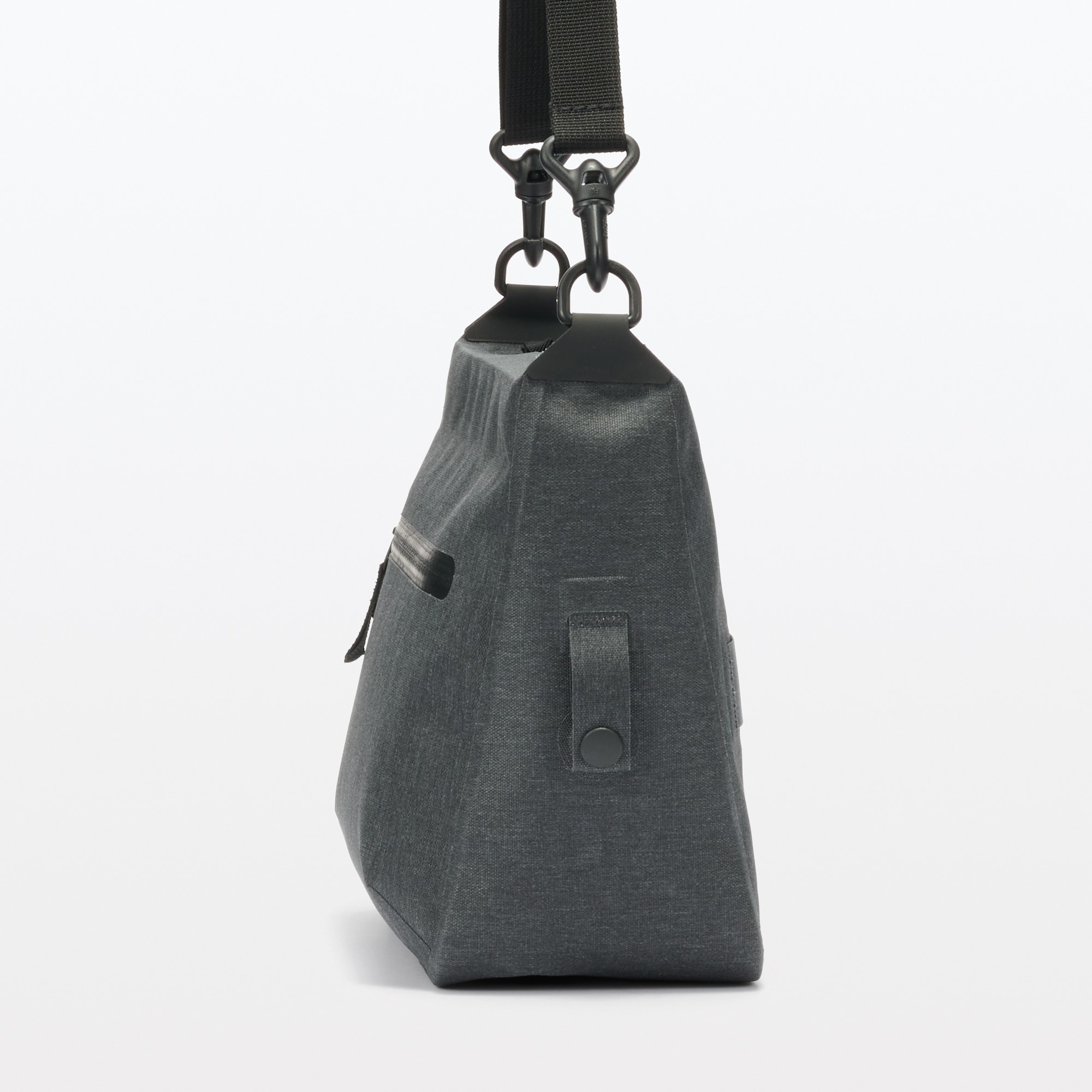 耐水生地を使った　ウェルダーショルダーバッグ