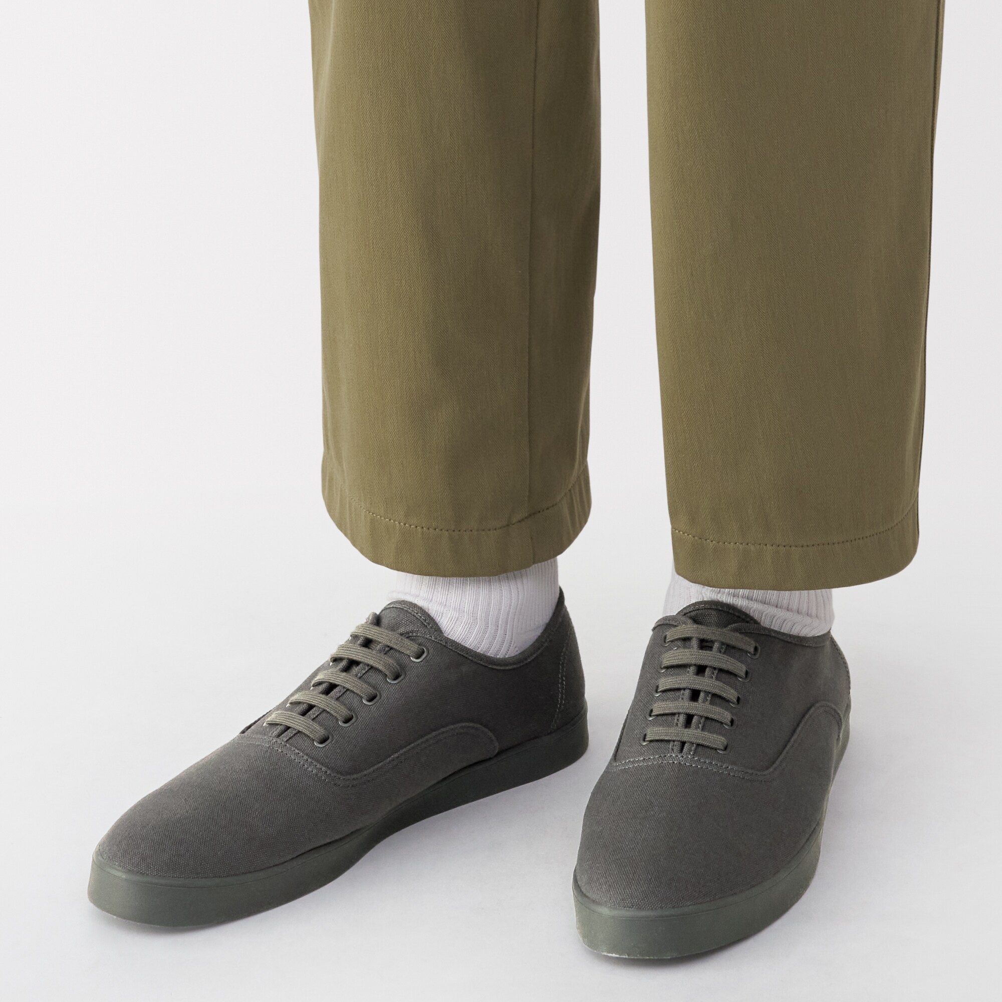 紳士　柔らかい中敷を使用した　撥水キャンバススニーカー