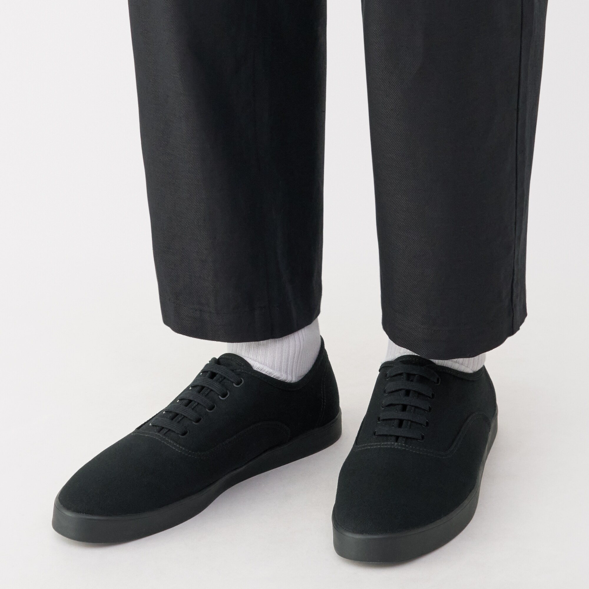 紳士　柔らかい中敷を使用した　撥水キャンバススニーカー