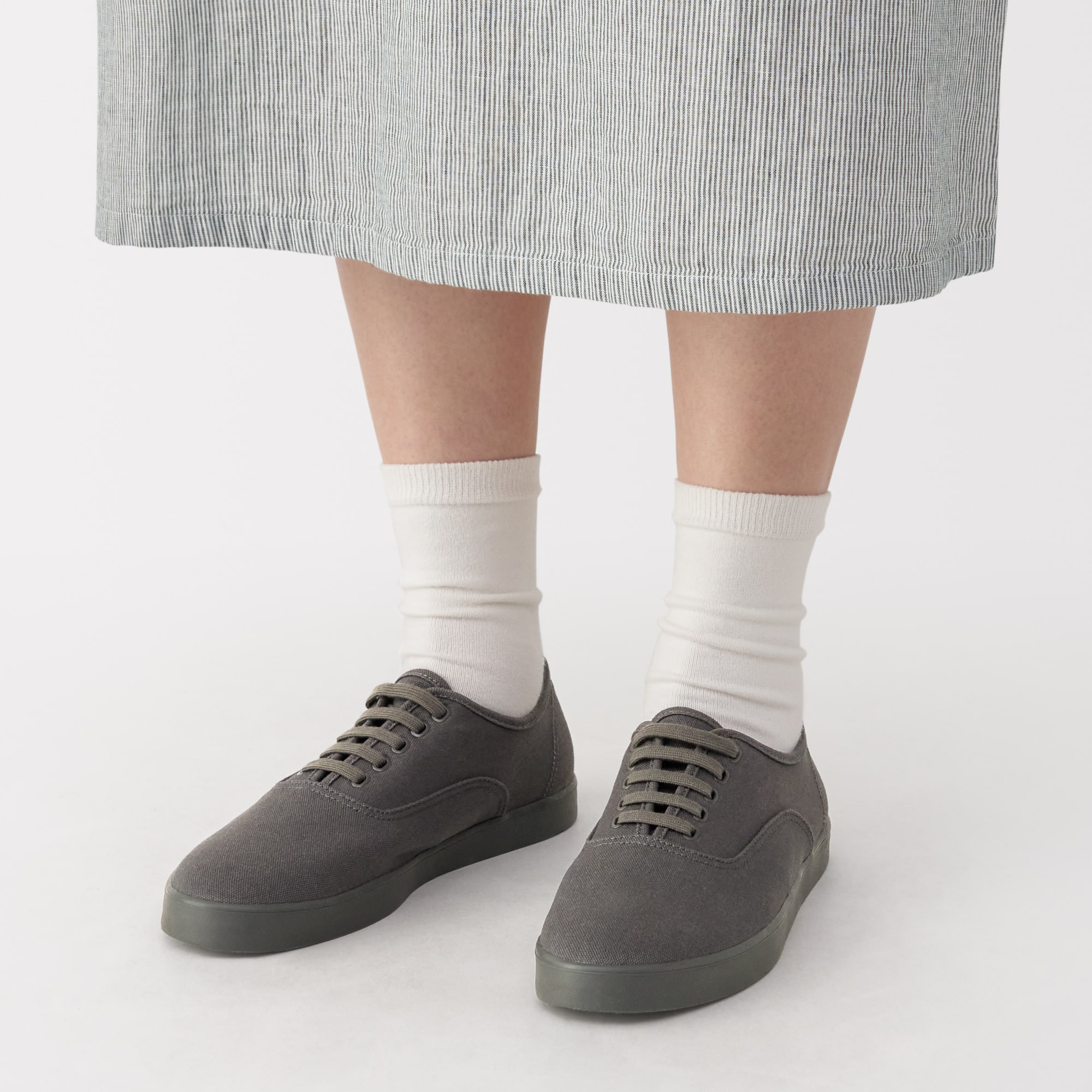 婦人　柔らかい中敷を使用した　撥水キャンバススニーカー