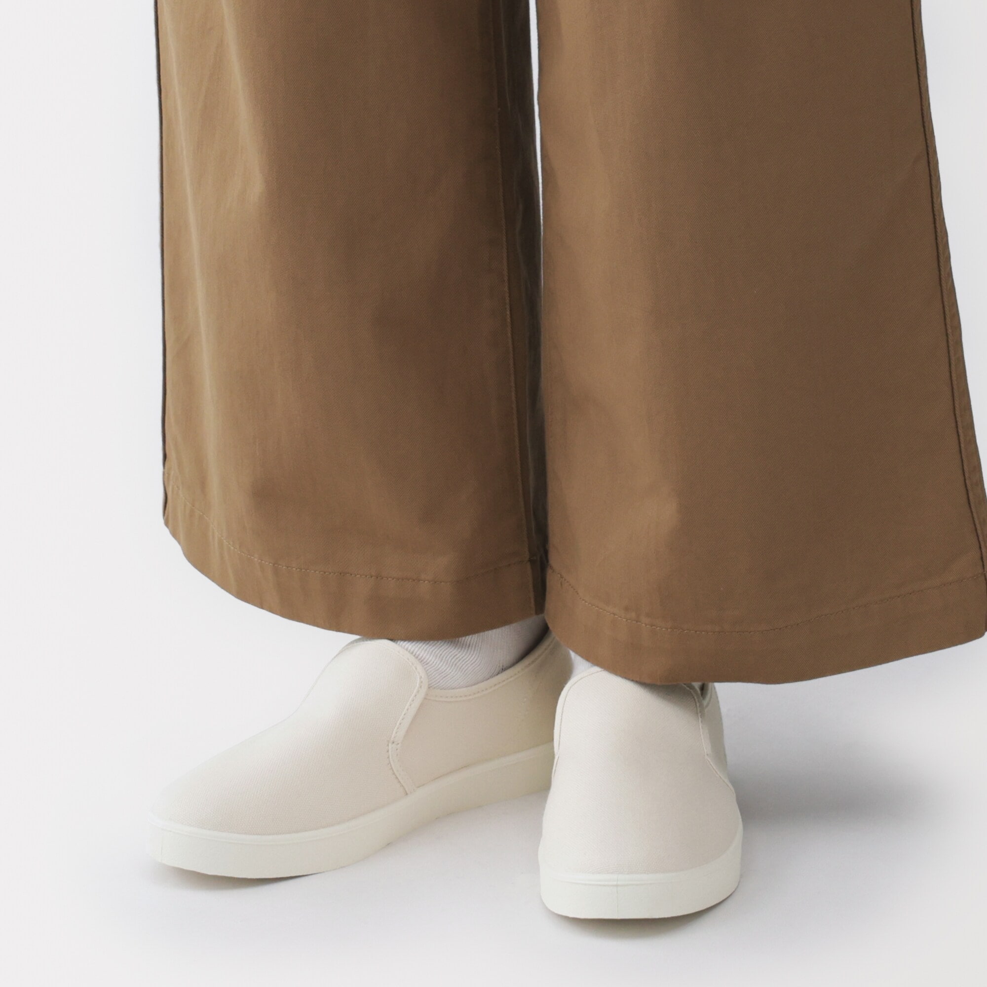 婦人　柔らかい中敷を使用した　撥水スリッポンスニーカー