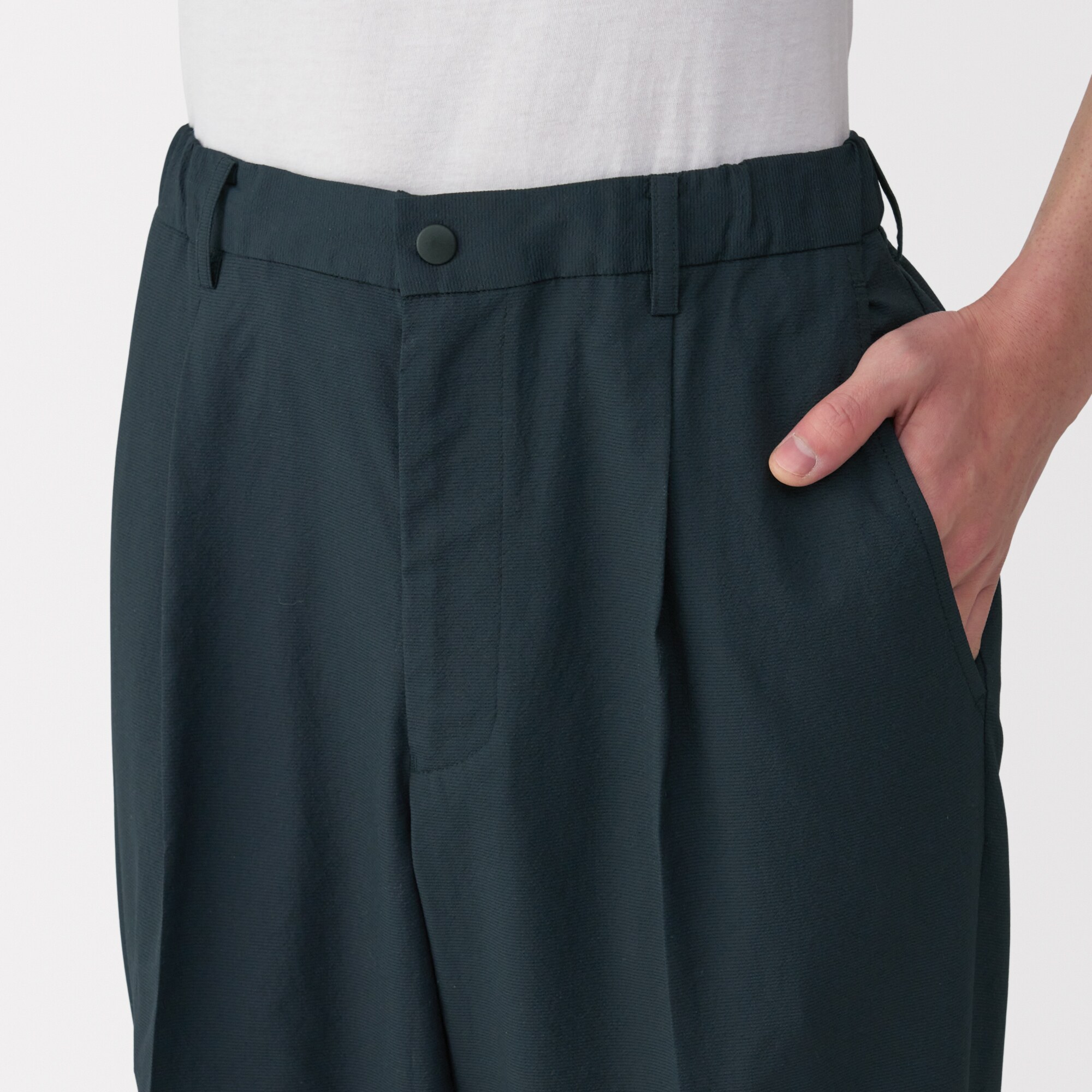 紳士　風を通すタックテーパードパンツ