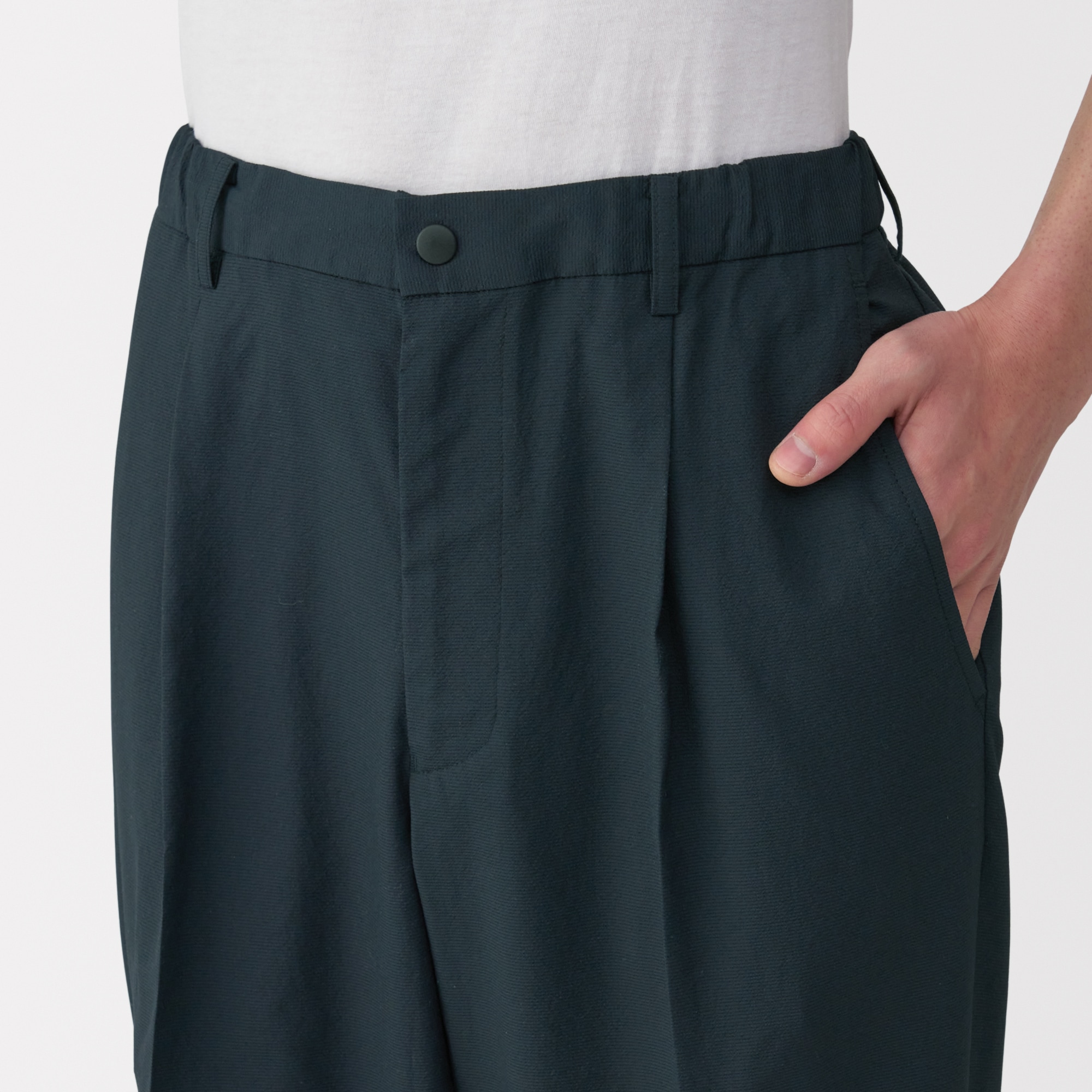 紳士　風を通すタックテーパードパンツ