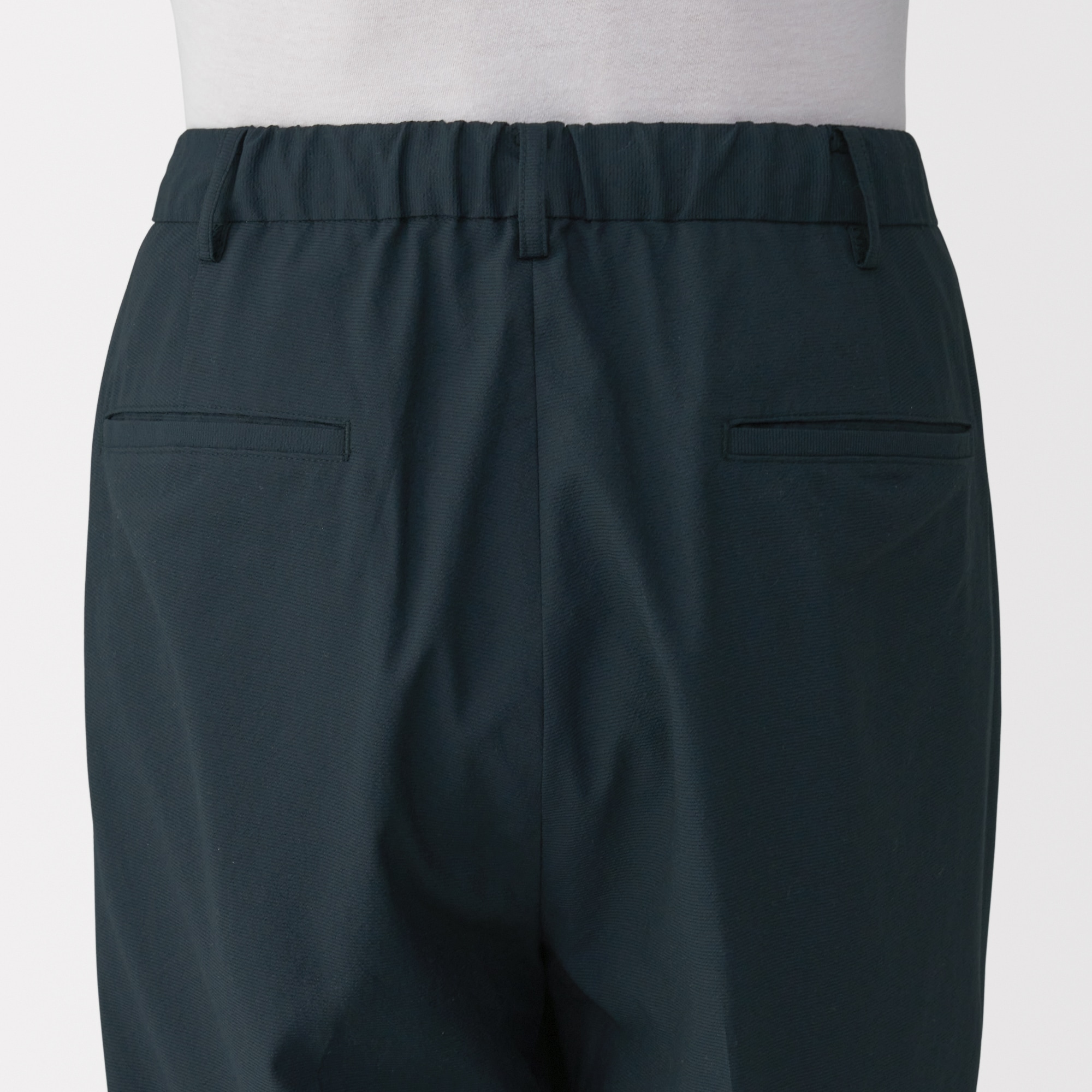 紳士　風を通すタックテーパードパンツ