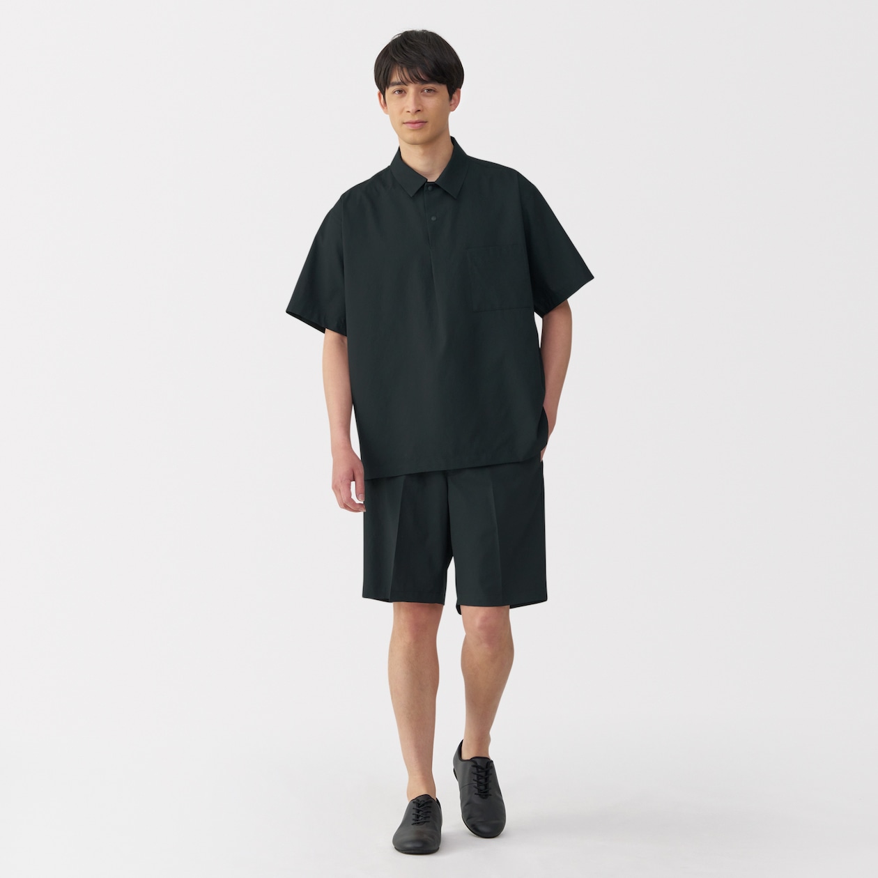 紳士　風を通すショートパンツ