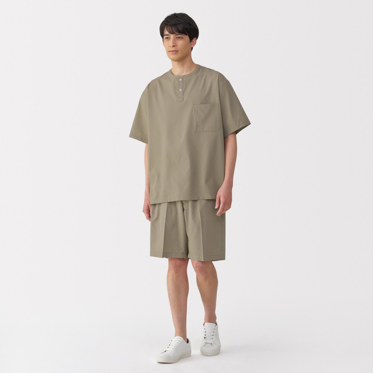 紳士　風を通すショートパンツ