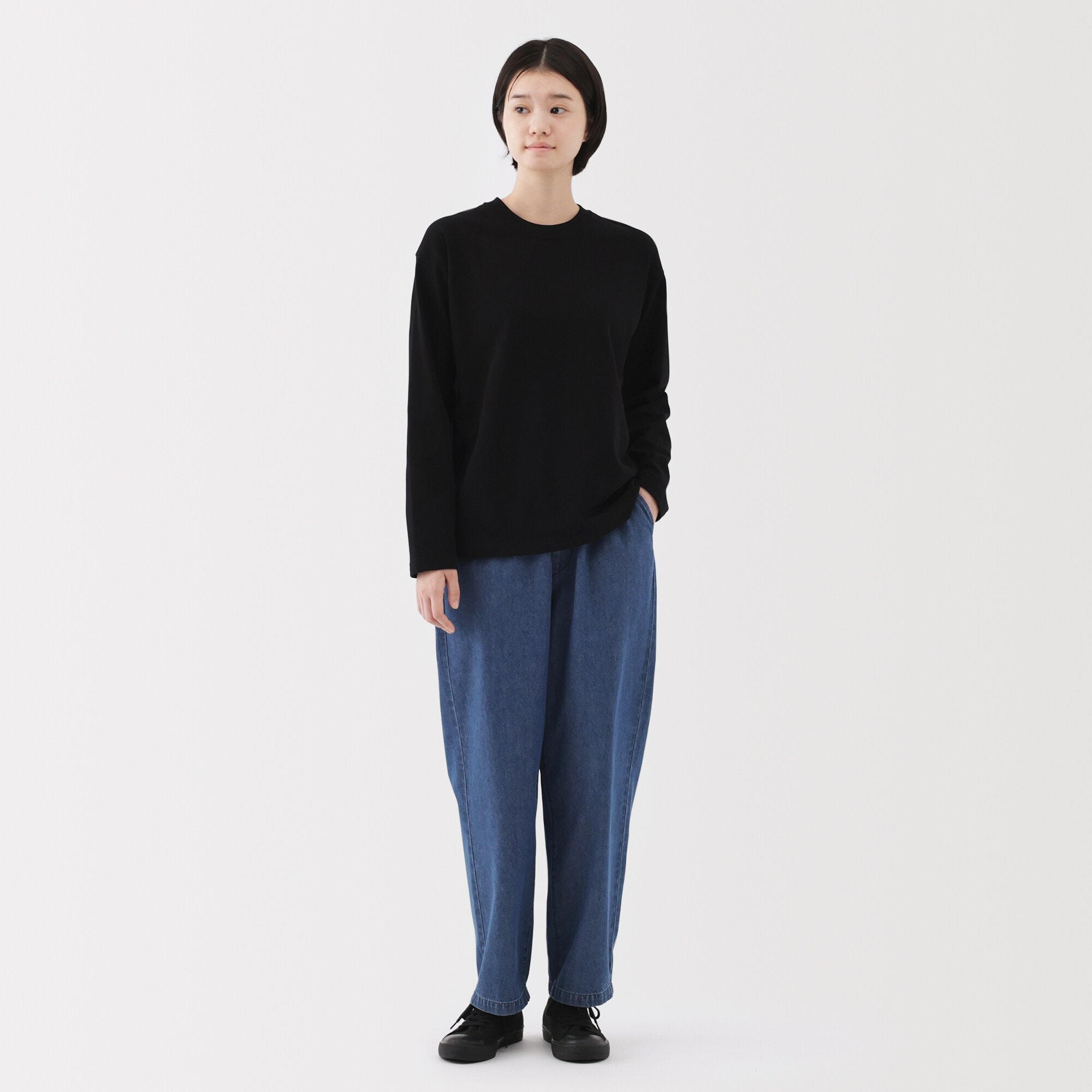 婦人　洗いざらし　デニムイージーテーパードパンツ