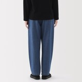 婦人　洗いざらし　デニムイージーテーパードパンツ